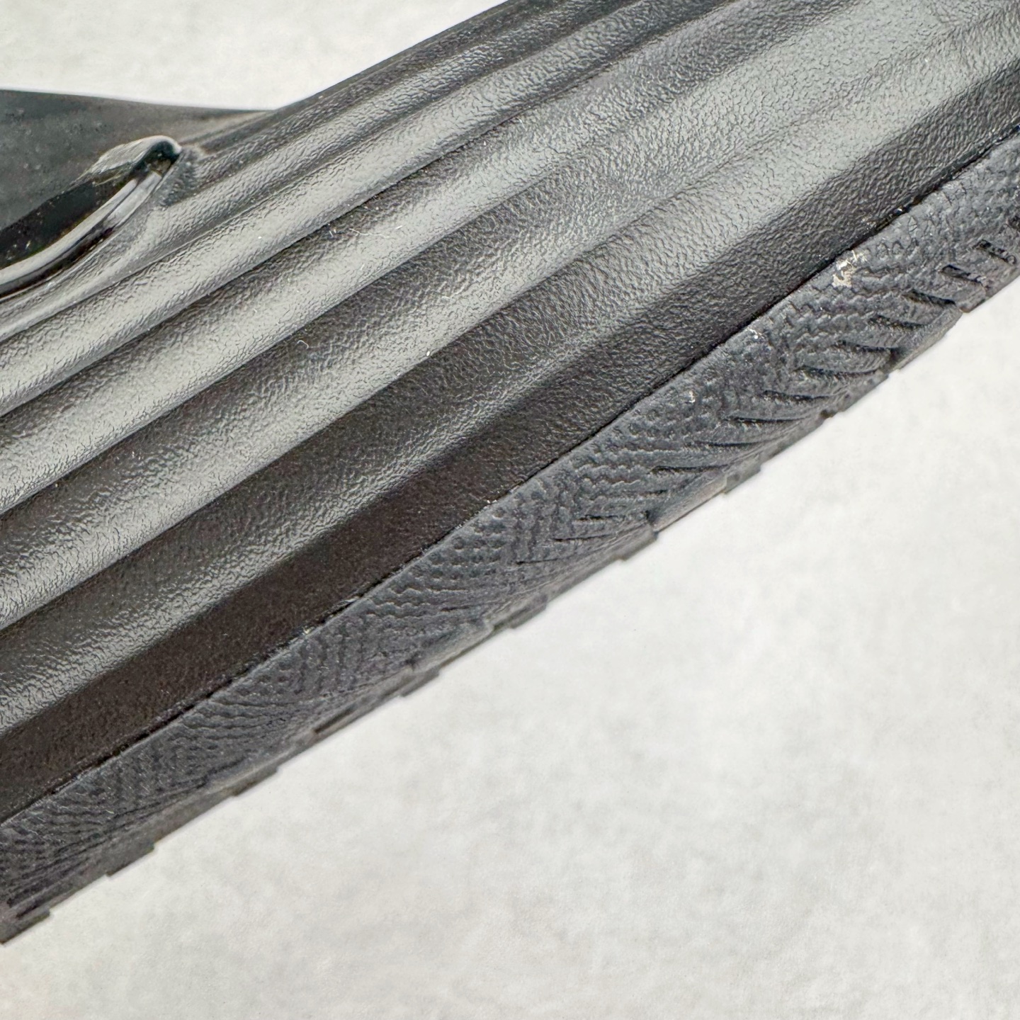 图片[11]-＃DC纯原 NK ReactX Rejuven8 简约舒适百搭洞洞鞋 重金购入原鞋及原档案磨具生产指令开发 唯一正确组合大底 组合侧面Logo 鞋头不过分上翘 后跟Logo 凹凸明显 轮廓分明 LOGO内侧钢印清晰工整 原厂磨具全鞋无多余毛边 同源公司EVA粒子环保塑料 原厂指令配方 无任何异味 弹性卡色均保持原鞋一致 匠心打造 鞋口弧度大小 鞋面色泽质感同步原鞋 LOGO内侧钢印清晰工整 从名字就能看出，这款鞋搭载了React X缓震科技，保证了舒适的脚感和轻盈的穿着体验。设计上，这双鞋采用了近几年非常流行的洞洞鞋风格，但特别之处在于加入了波浪纹路细节，让整个鞋型看起来更有立体感，视觉上也增添了几分现代感。尺码：36 36.5 37.5 38 38.5 39 40 40.5 41 42 42.5 43 44 44.5 45 46-选品中心