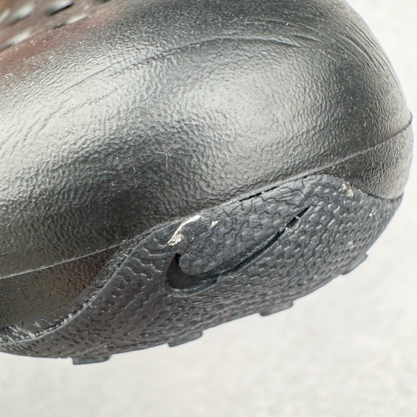 图片[12]-＃DC纯原 NK ReactX Rejuven8 简约舒适百搭洞洞鞋 重金购入原鞋及原档案磨具生产指令开发 唯一正确组合大底 组合侧面Logo 鞋头不过分上翘 后跟Logo 凹凸明显 轮廓分明 LOGO内侧钢印清晰工整 原厂磨具全鞋无多余毛边 同源公司EVA粒子环保塑料 原厂指令配方 无任何异味 弹性卡色均保持原鞋一致 匠心打造 鞋口弧度大小 鞋面色泽质感同步原鞋 LOGO内侧钢印清晰工整 从名字就能看出，这款鞋搭载了React X缓震科技，保证了舒适的脚感和轻盈的穿着体验。设计上，这双鞋采用了近几年非常流行的洞洞鞋风格，但特别之处在于加入了波浪纹路细节，让整个鞋型看起来更有立体感，视觉上也增添了几分现代感。尺码：36 36.5 37.5 38 38.5 39 40 40.5 41 42 42.5 43 44 44.5 45 46-选品中心