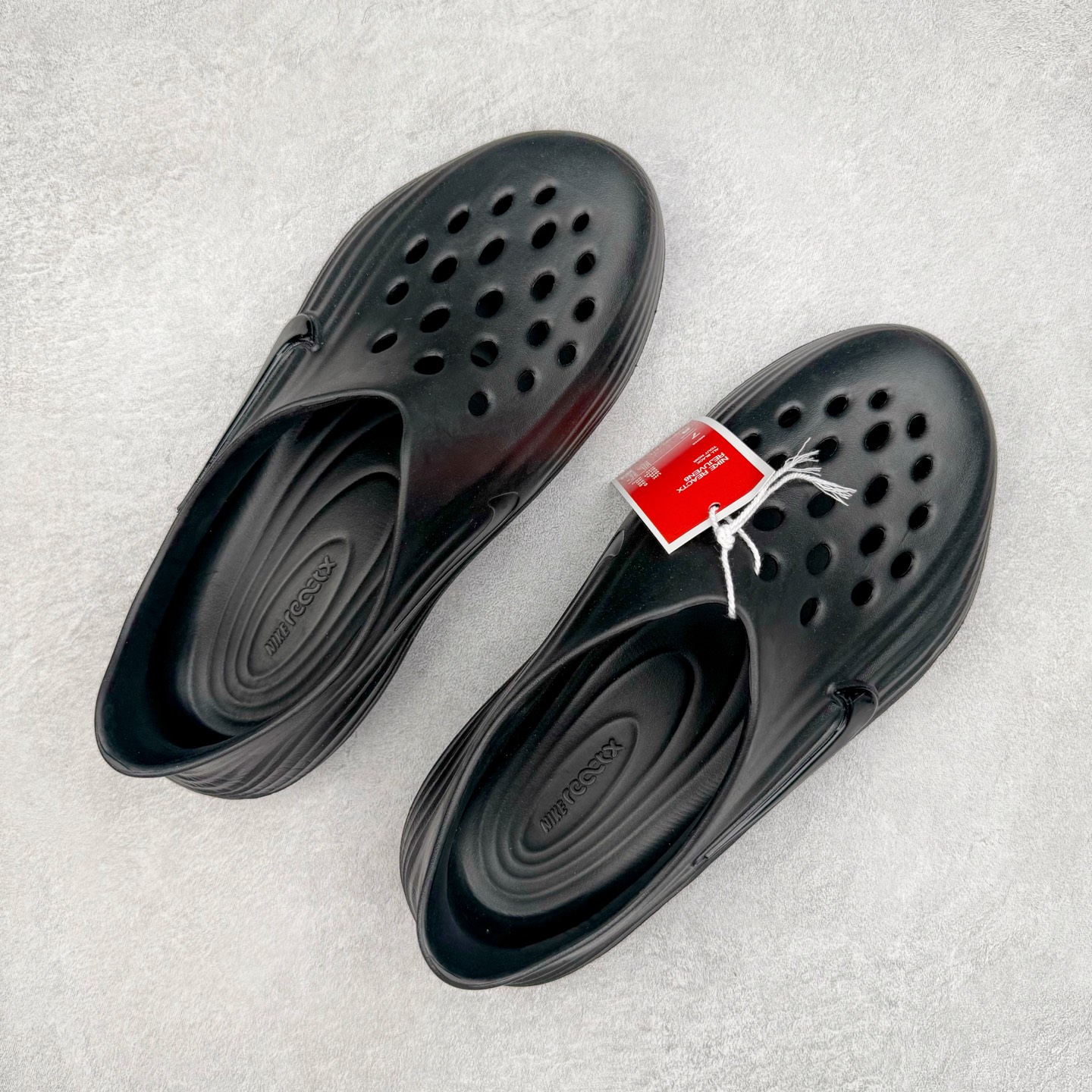 图片[3]-＃DC纯原 NK ReactX Rejuven8 简约舒适百搭洞洞鞋 重金购入原鞋及原档案磨具生产指令开发 唯一正确组合大底 组合侧面Logo 鞋头不过分上翘 后跟Logo 凹凸明显 轮廓分明 LOGO内侧钢印清晰工整 原厂磨具全鞋无多余毛边 同源公司EVA粒子环保塑料 原厂指令配方 无任何异味 弹性卡色均保持原鞋一致 匠心打造 鞋口弧度大小 鞋面色泽质感同步原鞋 LOGO内侧钢印清晰工整 从名字就能看出，这款鞋搭载了React X缓震科技，保证了舒适的脚感和轻盈的穿着体验。设计上，这双鞋采用了近几年非常流行的洞洞鞋风格，但特别之处在于加入了波浪纹路细节，让整个鞋型看起来更有立体感，视觉上也增添了几分现代感。尺码：36 36.5 37.5 38 38.5 39 40 40.5 41 42 42.5 43 44 44.5 45 46-选品中心