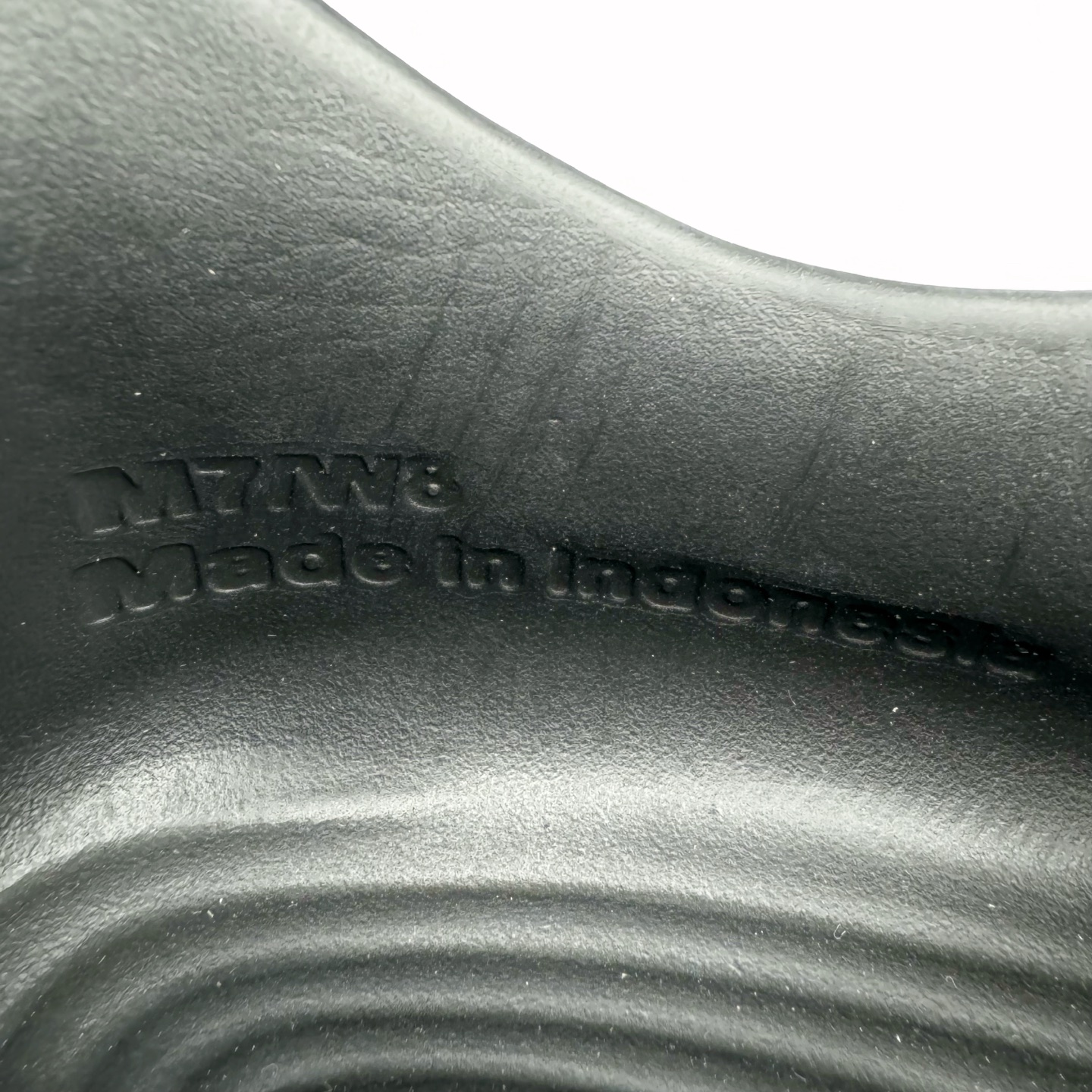 图片[18]-＃DC纯原 NK ReactX Rejuven8 简约舒适百搭洞洞鞋 重金购入原鞋及原档案磨具生产指令开发 唯一正确组合大底 组合侧面Logo 鞋头不过分上翘 后跟Logo 凹凸明显 轮廓分明 LOGO内侧钢印清晰工整 原厂磨具全鞋无多余毛边 同源公司EVA粒子环保塑料 原厂指令配方 无任何异味 弹性卡色均保持原鞋一致 匠心打造 鞋口弧度大小 鞋面色泽质感同步原鞋 LOGO内侧钢印清晰工整 从名字就能看出，这款鞋搭载了React X缓震科技，保证了舒适的脚感和轻盈的穿着体验。设计上，这双鞋采用了近几年非常流行的洞洞鞋风格，但特别之处在于加入了波浪纹路细节，让整个鞋型看起来更有立体感，视觉上也增添了几分现代感。尺码：36 36.5 37.5 38 38.5 39 40 40.5 41 42 42.5 43 44 44.5 45 46-选品中心