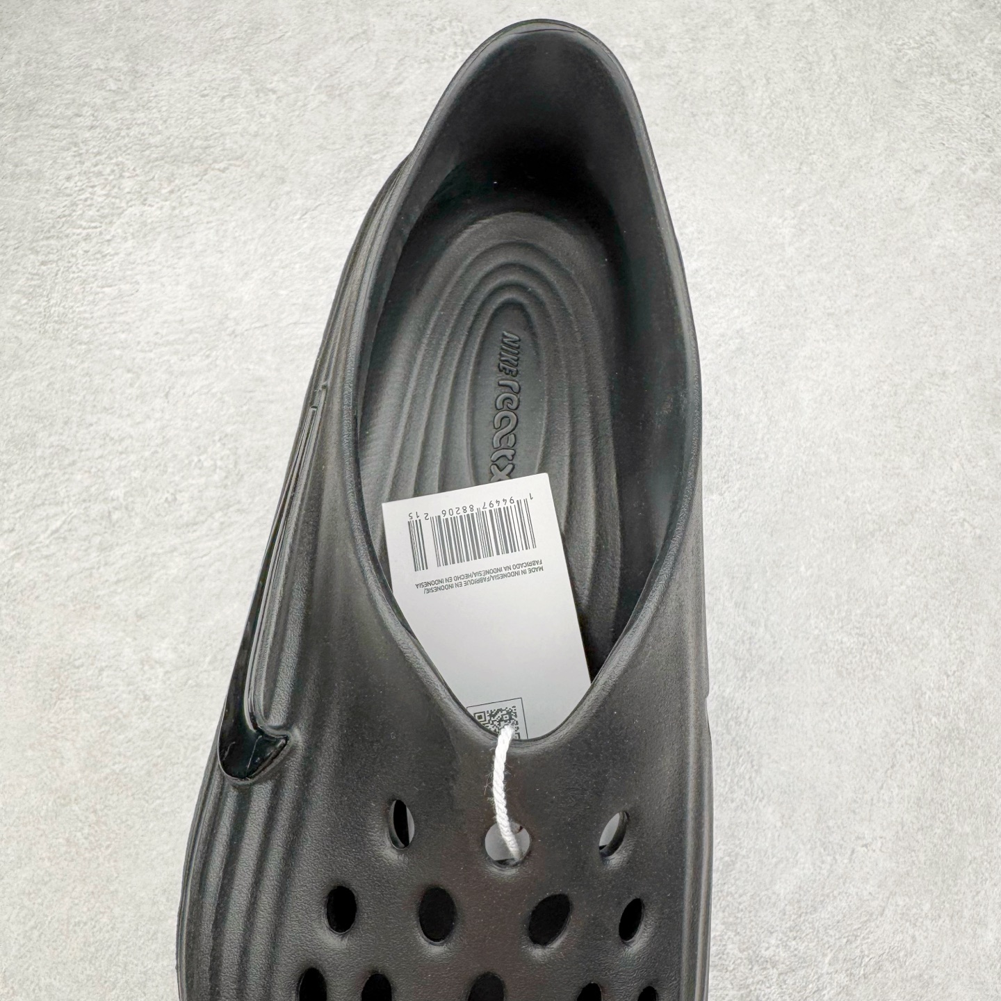 图片[5]-＃DC纯原 NK ReactX Rejuven8 简约舒适百搭洞洞鞋 重金购入原鞋及原档案磨具生产指令开发 唯一正确组合大底 组合侧面Logo 鞋头不过分上翘 后跟Logo 凹凸明显 轮廓分明 LOGO内侧钢印清晰工整 原厂磨具全鞋无多余毛边 同源公司EVA粒子环保塑料 原厂指令配方 无任何异味 弹性卡色均保持原鞋一致 匠心打造 鞋口弧度大小 鞋面色泽质感同步原鞋 LOGO内侧钢印清晰工整 从名字就能看出，这款鞋搭载了React X缓震科技，保证了舒适的脚感和轻盈的穿着体验。设计上，这双鞋采用了近几年非常流行的洞洞鞋风格，但特别之处在于加入了波浪纹路细节，让整个鞋型看起来更有立体感，视觉上也增添了几分现代感。尺码：36 36.5 37.5 38 38.5 39 40 40.5 41 42 42.5 43 44 44.5 45 46-选品中心