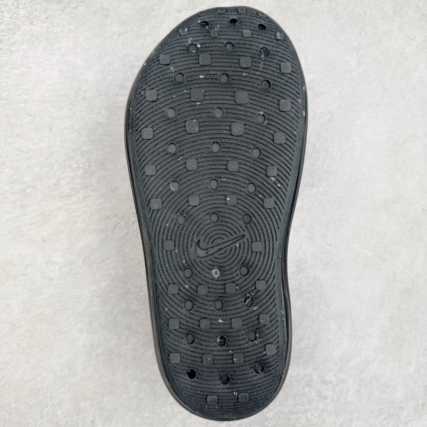 图片[9]-＃DC纯原 NK ReactX Rejuven8 简约舒适百搭洞洞鞋 重金购入原鞋及原档案磨具生产指令开发 唯一正确组合大底 组合侧面Logo 鞋头不过分上翘 后跟Logo 凹凸明显 轮廓分明 LOGO内侧钢印清晰工整 原厂磨具全鞋无多余毛边 同源公司EVA粒子环保塑料 原厂指令配方 无任何异味 弹性卡色均保持原鞋一致 匠心打造 鞋口弧度大小 鞋面色泽质感同步原鞋 LOGO内侧钢印清晰工整 从名字就能看出，这款鞋搭载了React X缓震科技，保证了舒适的脚感和轻盈的穿着体验。设计上，这双鞋采用了近几年非常流行的洞洞鞋风格，但特别之处在于加入了波浪纹路细节，让整个鞋型看起来更有立体感，视觉上也增添了几分现代感。尺码：36 36.5 37.5 38 38.5 39 40 40.5 41 42 42.5 43 44 44.5 45 46-选品中心