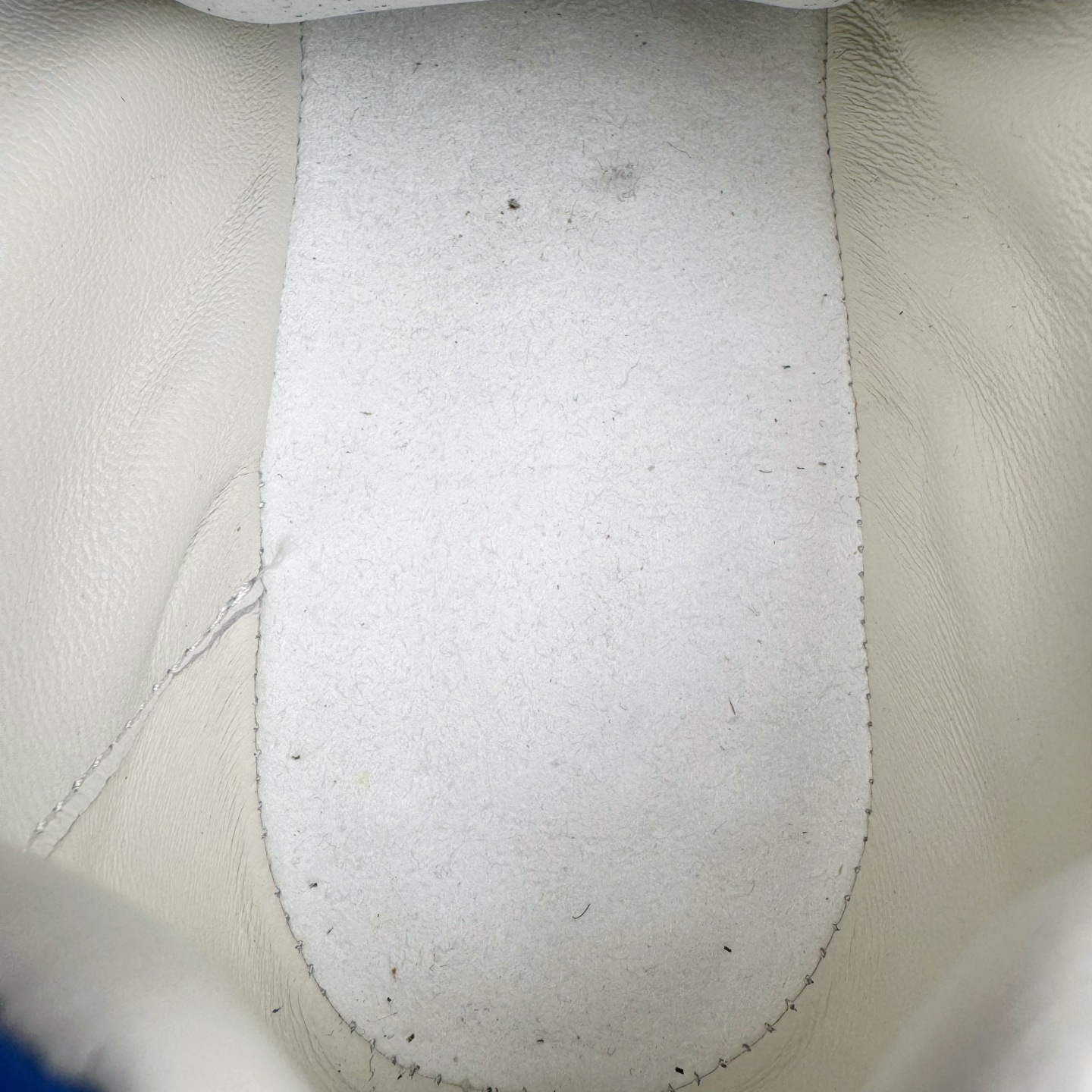 图片[11]-＃GD广顶 LOEWE 2025 | Ballet Runner 2.0 罗意威新款芭蕾舞鞋拼色德训鞋阿甘鞋 全套原纸板楦头开发 后跟3D注塑橡胶LOEWE徽标 原厂数据大底磨具 进口羊皮内里加鞋垫 磁吸翻盖盒 内配帆布防尘袋 配件齐全 官方一致 原装纸板中底 带采用反绒牛皮革拼接头层皮饰片鞋面材质 鞋身原装高密度防刮防水尼龙面料 不对称鞋头造型 作为LOEWE的标志性设计 超柔软轻便且灵活的鞋底 新的波浪纹理橡胶外底 延伸至鞋头 升级的柔软皮革内衬和鞋床 提供最大舒适感 后跟有3D注塑橡胶徽标 真皮和皮料混搭彰显复古风格 拼色拼接鞋面 非常高级隐藏式小内增高 脚后跟设计新颖 柔软舒适 会被评为年度最舒适的暴走鞋 如履平地 内娱明星杨幂等众多同款上脚 小红书 一系列素材图 极具爆款 尺码：35 36 37 38 39 40 41 42 43 44 45-选品中心