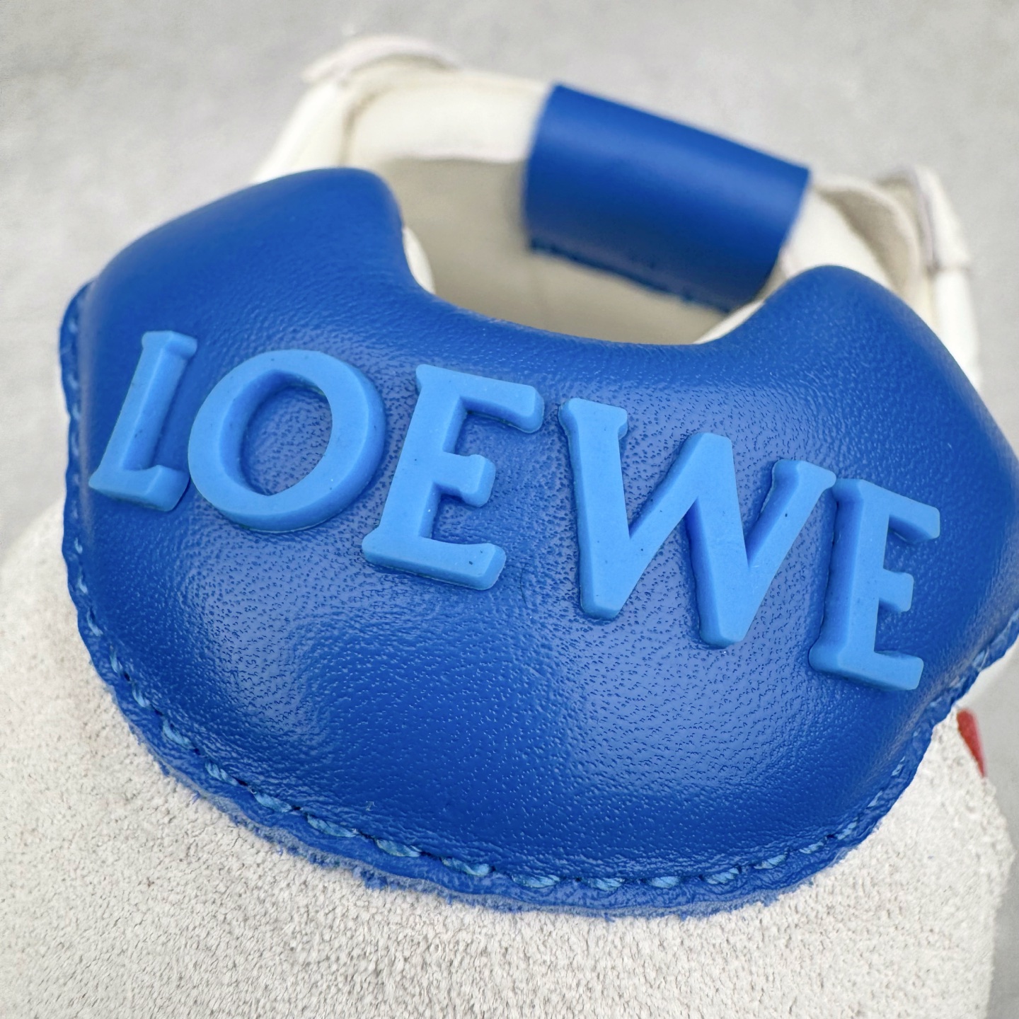 图片[16]-＃GD广顶 LOEWE 2025 | Ballet Runner 2.0 罗意威新款芭蕾舞鞋拼色德训鞋阿甘鞋 全套原纸板楦头开发 后跟3D注塑橡胶LOEWE徽标 原厂数据大底磨具 进口羊皮内里加鞋垫 磁吸翻盖盒 内配帆布防尘袋 配件齐全 官方一致 原装纸板中底 带采用反绒牛皮革拼接头层皮饰片鞋面材质 鞋身原装高密度防刮防水尼龙面料 不对称鞋头造型 作为LOEWE的标志性设计 超柔软轻便且灵活的鞋底 新的波浪纹理橡胶外底 延伸至鞋头 升级的柔软皮革内衬和鞋床 提供最大舒适感 后跟有3D注塑橡胶徽标 真皮和皮料混搭彰显复古风格 拼色拼接鞋面 非常高级隐藏式小内增高 脚后跟设计新颖 柔软舒适 会被评为年度最舒适的暴走鞋 如履平地 内娱明星杨幂等众多同款上脚 小红书 一系列素材图 极具爆款 尺码：35 36 37 38 39 40 41 42 43 44 45-选品中心