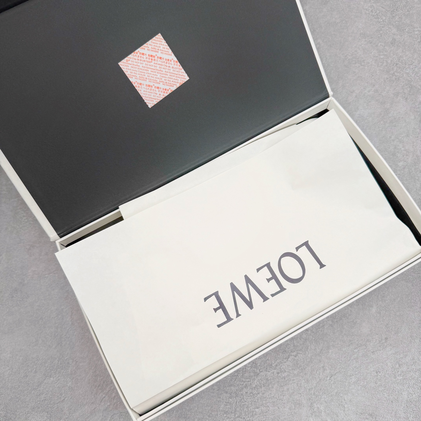 图片[23]-＃GD广顶 LOEWE 2025 | Ballet Runner 2.0 罗意威新款芭蕾舞鞋拼色德训鞋阿甘鞋 全套原纸板楦头开发 后跟3D注塑橡胶LOEWE徽标 原厂数据大底磨具 进口羊皮内里加鞋垫 磁吸翻盖盒 内配帆布防尘袋 配件齐全 官方一致 原装纸板中底 带采用反绒牛皮革拼接头层皮饰片鞋面材质 鞋身原装高密度防刮防水尼龙面料 不对称鞋头造型 作为LOEWE的标志性设计 超柔软轻便且灵活的鞋底 新的波浪纹理橡胶外底 延伸至鞋头 升级的柔软皮革内衬和鞋床 提供最大舒适感 后跟有3D注塑橡胶徽标 真皮和皮料混搭彰显复古风格 拼色拼接鞋面 非常高级隐藏式小内增高 脚后跟设计新颖 柔软舒适 会被评为年度最舒适的暴走鞋 如履平地 内娱明星杨幂等众多同款上脚 小红书 一系列素材图 极具爆款 尺码：35 36 37 38 39 40 41 42 43 44 45-选品中心