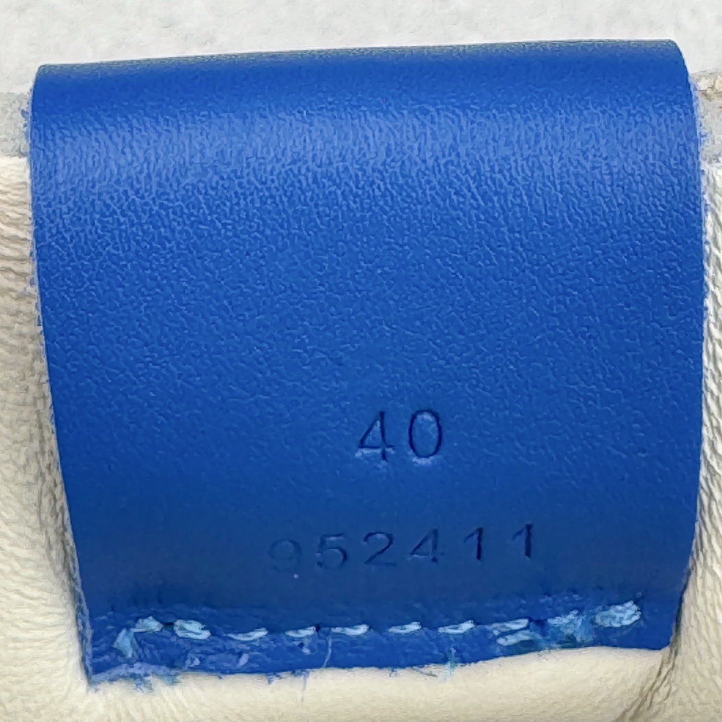 图片[10]-＃GD广顶 LOEWE 2025 | Ballet Runner 2.0 罗意威新款芭蕾舞鞋拼色德训鞋阿甘鞋 全套原纸板楦头开发 后跟3D注塑橡胶LOEWE徽标 原厂数据大底磨具 进口羊皮内里加鞋垫 磁吸翻盖盒 内配帆布防尘袋 配件齐全 官方一致 原装纸板中底 带采用反绒牛皮革拼接头层皮饰片鞋面材质 鞋身原装高密度防刮防水尼龙面料 不对称鞋头造型 作为LOEWE的标志性设计 超柔软轻便且灵活的鞋底 新的波浪纹理橡胶外底 延伸至鞋头 升级的柔软皮革内衬和鞋床 提供最大舒适感 后跟有3D注塑橡胶徽标 真皮和皮料混搭彰显复古风格 拼色拼接鞋面 非常高级隐藏式小内增高 脚后跟设计新颖 柔软舒适 会被评为年度最舒适的暴走鞋 如履平地 内娱明星杨幂等众多同款上脚 小红书 一系列素材图 极具爆款 尺码：35 36 37 38 39 40 41 42 43 44 45-选品中心