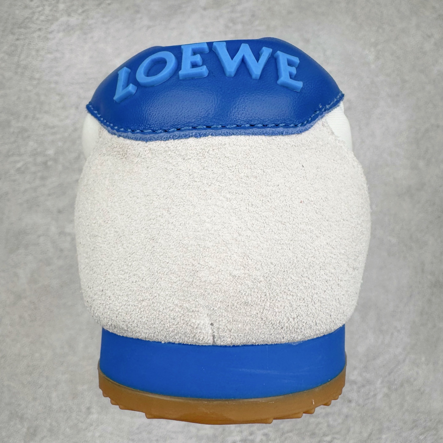 图片[8]-＃GD广顶 LOEWE 2025 | Ballet Runner 2.0 罗意威新款芭蕾舞鞋拼色德训鞋阿甘鞋 全套原纸板楦头开发 后跟3D注塑橡胶LOEWE徽标 原厂数据大底磨具 进口羊皮内里加鞋垫 磁吸翻盖盒 内配帆布防尘袋 配件齐全 官方一致 原装纸板中底 带采用反绒牛皮革拼接头层皮饰片鞋面材质 鞋身原装高密度防刮防水尼龙面料 不对称鞋头造型 作为LOEWE的标志性设计 超柔软轻便且灵活的鞋底 新的波浪纹理橡胶外底 延伸至鞋头 升级的柔软皮革内衬和鞋床 提供最大舒适感 后跟有3D注塑橡胶徽标 真皮和皮料混搭彰显复古风格 拼色拼接鞋面 非常高级隐藏式小内增高 脚后跟设计新颖 柔软舒适 会被评为年度最舒适的暴走鞋 如履平地 内娱明星杨幂等众多同款上脚 小红书 一系列素材图 极具爆款 尺码：35 36 37 38 39 40 41 42 43 44 45-选品中心