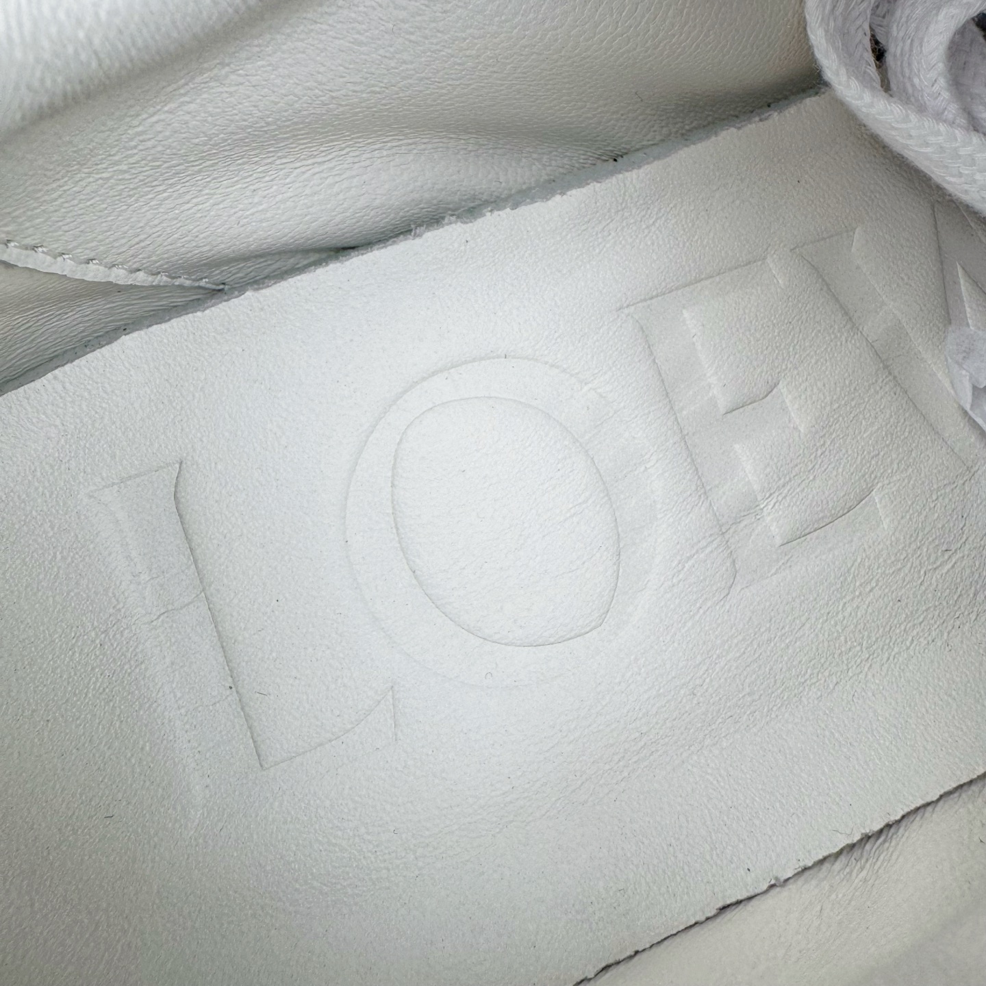 图片[12]-＃GD广顶 LOEWE 2025 | Ballet Runner 2.0 罗意威新款芭蕾舞鞋拼色德训鞋阿甘鞋 全套原纸板楦头开发 后跟3D注塑橡胶LOEWE徽标 原厂数据大底磨具 进口羊皮内里加鞋垫 磁吸翻盖盒 内配帆布防尘袋 配件齐全 官方一致 原装纸板中底 带采用反绒牛皮革拼接头层皮饰片鞋面材质 鞋身原装高密度防刮防水尼龙面料 不对称鞋头造型 作为LOEWE的标志性设计 超柔软轻便且灵活的鞋底 新的波浪纹理橡胶外底 延伸至鞋头 升级的柔软皮革内衬和鞋床 提供最大舒适感 后跟有3D注塑橡胶徽标 真皮和皮料混搭彰显复古风格 拼色拼接鞋面 非常高级隐藏式小内增高 脚后跟设计新颖 柔软舒适 会被评为年度最舒适的暴走鞋 如履平地 内娱明星杨幂等众多同款上脚 小红书 一系列素材图 极具爆款 尺码：35 36 37 38 39 40 41 42 43 44 45-选品中心