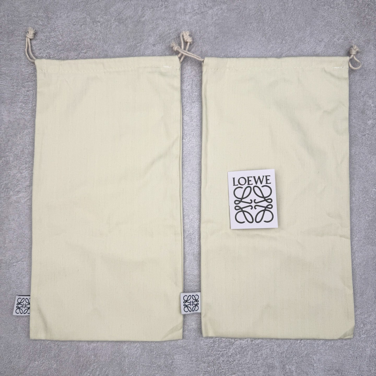 图片[24]-＃GD广顶 LOEWE 2025 | Ballet Runner 2.0 罗意威新款芭蕾舞鞋拼色德训鞋阿甘鞋 全套原纸板楦头开发 后跟3D注塑橡胶LOEWE徽标 原厂数据大底磨具 进口羊皮内里加鞋垫 磁吸翻盖盒 内配帆布防尘袋 配件齐全 官方一致 原装纸板中底 带采用反绒牛皮革拼接头层皮饰片鞋面材质 鞋身原装高密度防刮防水尼龙面料 不对称鞋头造型 作为LOEWE的标志性设计 超柔软轻便且灵活的鞋底 新的波浪纹理橡胶外底 延伸至鞋头 升级的柔软皮革内衬和鞋床 提供最大舒适感 后跟有3D注塑橡胶徽标 真皮和皮料混搭彰显复古风格 拼色拼接鞋面 非常高级隐藏式小内增高 脚后跟设计新颖 柔软舒适 会被评为年度最舒适的暴走鞋 如履平地 内娱明星杨幂等众多同款上脚 小红书 一系列素材图 极具爆款 尺码：35 36 37 38 39 40 41 42 43 44 45-选品中心