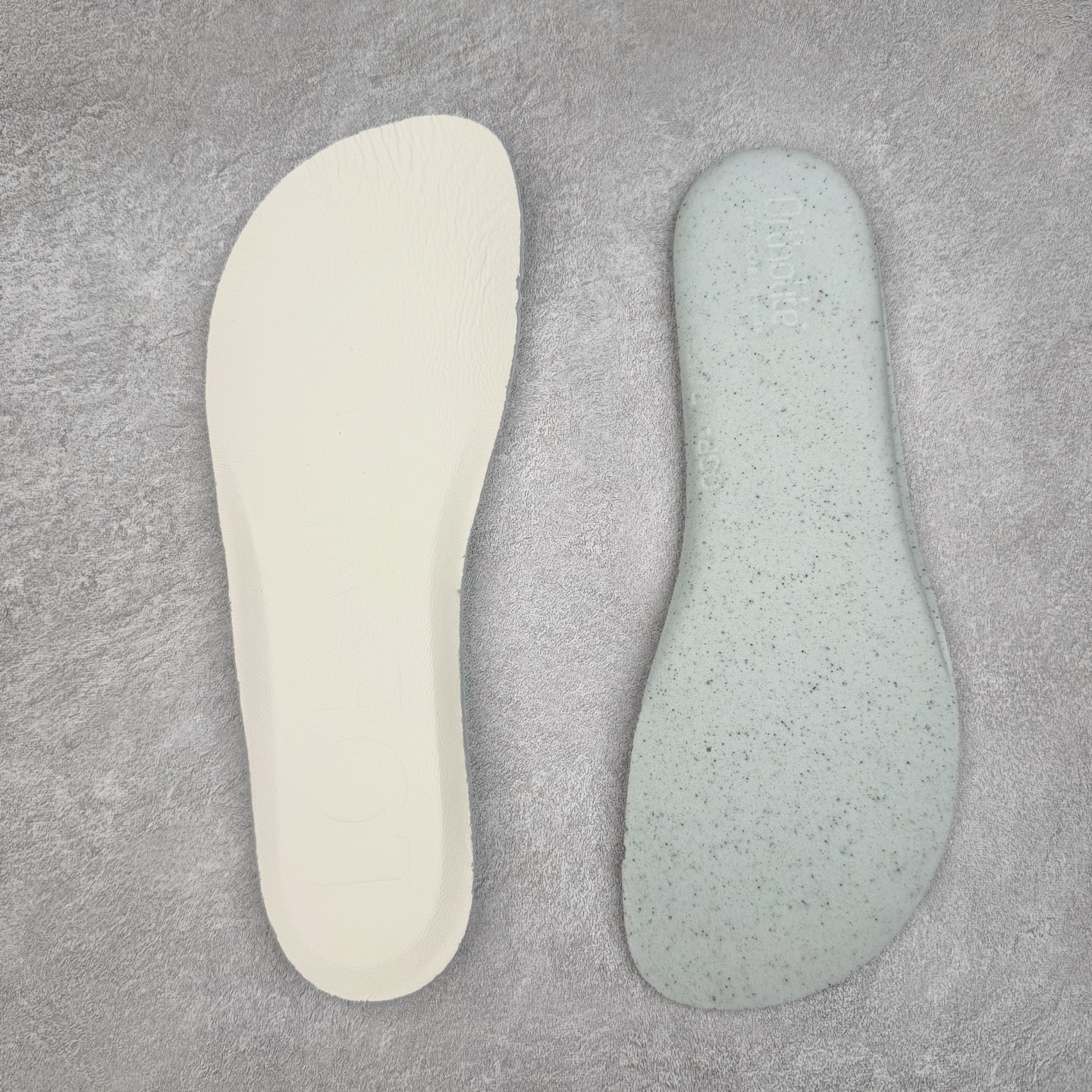 图片[18]-＃GD广顶 LOEWE 2025 | Ballet Runner 2.0 罗意威新款芭蕾舞鞋拼色德训鞋阿甘鞋 全套原纸板楦头开发 后跟3D注塑橡胶LOEWE徽标 原厂数据大底磨具 进口羊皮内里加鞋垫 磁吸翻盖盒 内配帆布防尘袋 配件齐全 官方一致 原装纸板中底 带采用反绒牛皮革拼接头层皮饰片鞋面材质 鞋身原装高密度防刮防水尼龙面料 不对称鞋头造型 作为LOEWE的标志性设计 超柔软轻便且灵活的鞋底 新的波浪纹理橡胶外底 延伸至鞋头 升级的柔软皮革内衬和鞋床 提供最大舒适感 后跟有3D注塑橡胶徽标 真皮和皮料混搭彰显复古风格 拼色拼接鞋面 非常高级隐藏式小内增高 脚后跟设计新颖 柔软舒适 会被评为年度最舒适的暴走鞋 如履平地 内娱明星杨幂等众多同款上脚 小红书 一系列素材图 极具爆款 尺码：35 36 37 38 39 40 41 42 43 44 45-选品中心