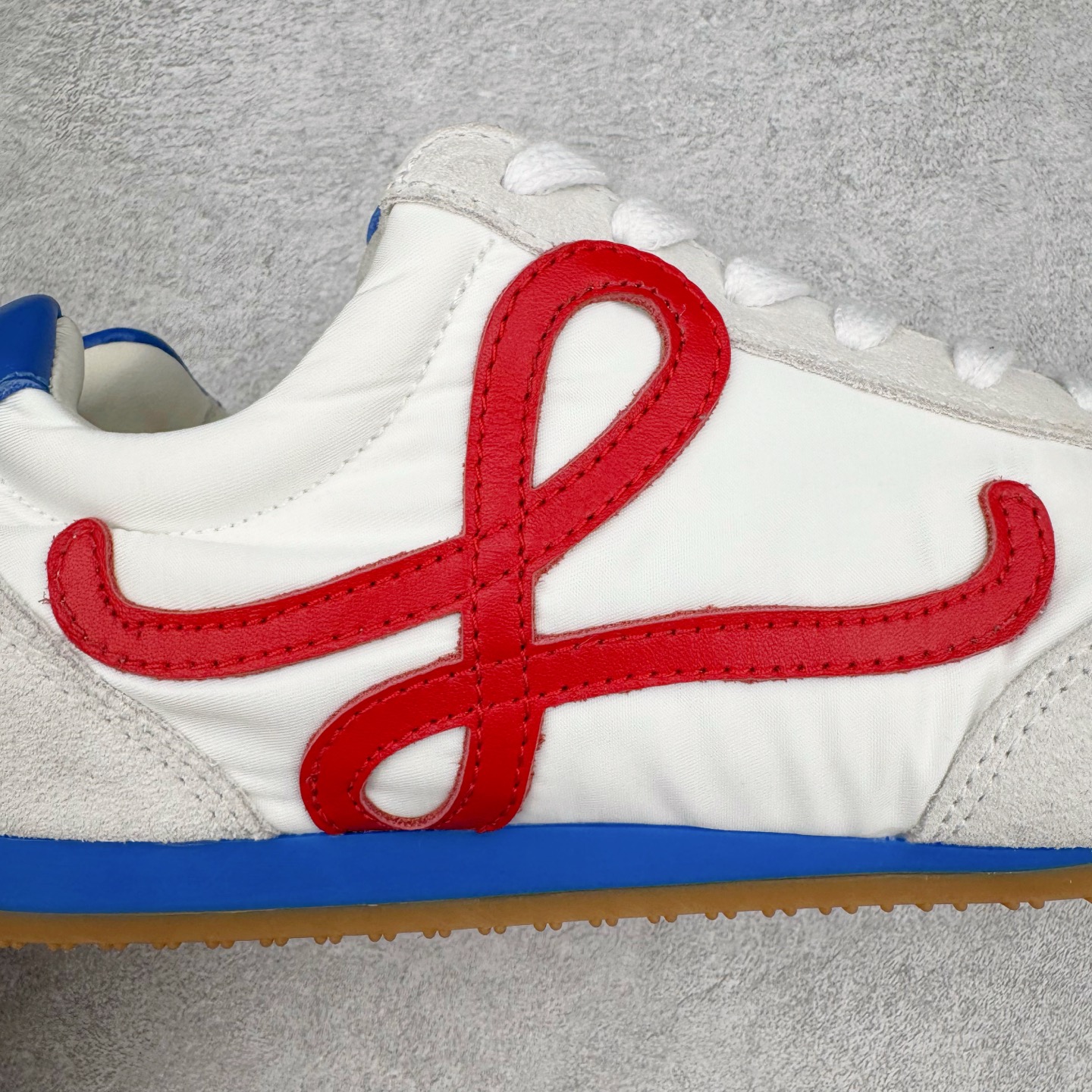 图片[17]-＃GD广顶 LOEWE 2025 | Ballet Runner 2.0 罗意威新款芭蕾舞鞋拼色德训鞋阿甘鞋 全套原纸板楦头开发 后跟3D注塑橡胶LOEWE徽标 原厂数据大底磨具 进口羊皮内里加鞋垫 磁吸翻盖盒 内配帆布防尘袋 配件齐全 官方一致 原装纸板中底 带采用反绒牛皮革拼接头层皮饰片鞋面材质 鞋身原装高密度防刮防水尼龙面料 不对称鞋头造型 作为LOEWE的标志性设计 超柔软轻便且灵活的鞋底 新的波浪纹理橡胶外底 延伸至鞋头 升级的柔软皮革内衬和鞋床 提供最大舒适感 后跟有3D注塑橡胶徽标 真皮和皮料混搭彰显复古风格 拼色拼接鞋面 非常高级隐藏式小内增高 脚后跟设计新颖 柔软舒适 会被评为年度最舒适的暴走鞋 如履平地 内娱明星杨幂等众多同款上脚 小红书 一系列素材图 极具爆款 尺码：35 36 37 38 39 40 41 42 43 44 45-选品中心