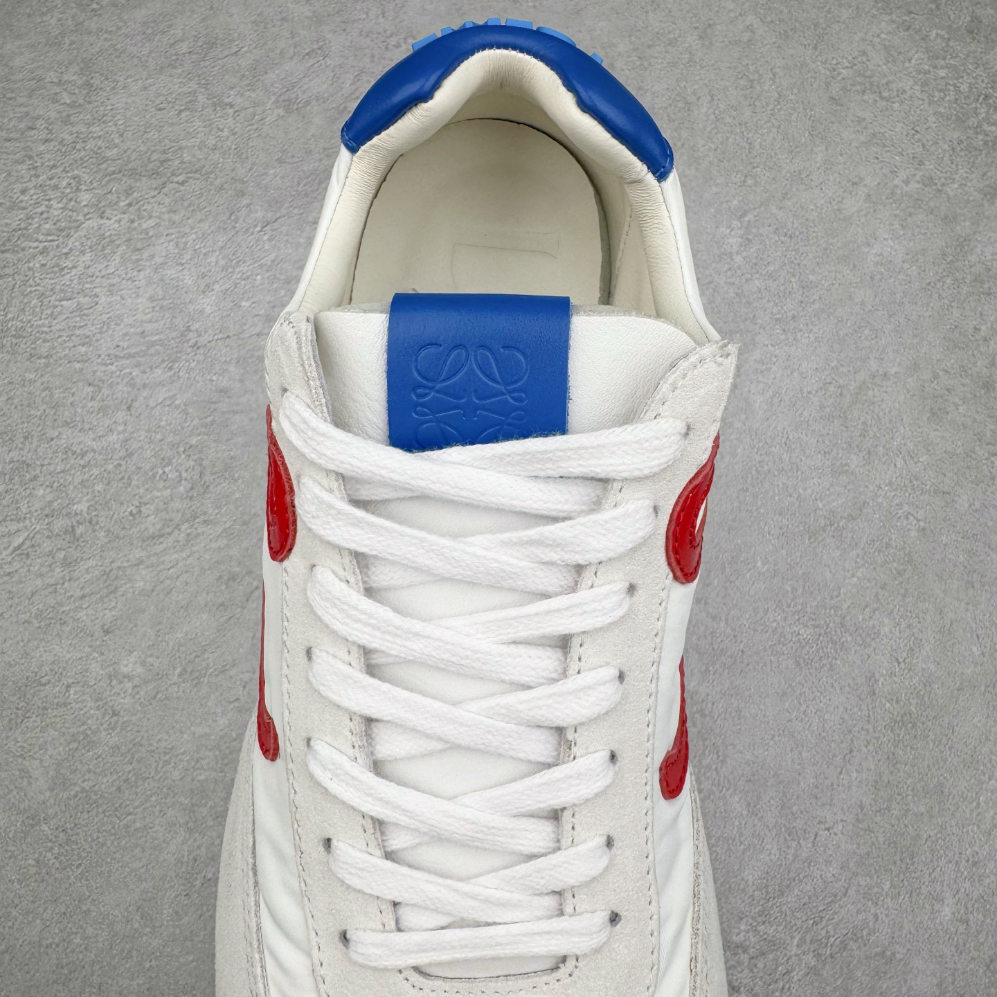 图片[5]-＃GD广顶 LOEWE 2025 | Ballet Runner 2.0 罗意威新款芭蕾舞鞋拼色德训鞋阿甘鞋 全套原纸板楦头开发 后跟3D注塑橡胶LOEWE徽标 原厂数据大底磨具 进口羊皮内里加鞋垫 磁吸翻盖盒 内配帆布防尘袋 配件齐全 官方一致 原装纸板中底 带采用反绒牛皮革拼接头层皮饰片鞋面材质 鞋身原装高密度防刮防水尼龙面料 不对称鞋头造型 作为LOEWE的标志性设计 超柔软轻便且灵活的鞋底 新的波浪纹理橡胶外底 延伸至鞋头 升级的柔软皮革内衬和鞋床 提供最大舒适感 后跟有3D注塑橡胶徽标 真皮和皮料混搭彰显复古风格 拼色拼接鞋面 非常高级隐藏式小内增高 脚后跟设计新颖 柔软舒适 会被评为年度最舒适的暴走鞋 如履平地 内娱明星杨幂等众多同款上脚 小红书 一系列素材图 极具爆款 尺码：35 36 37 38 39 40 41 42 43 44 45-选品中心