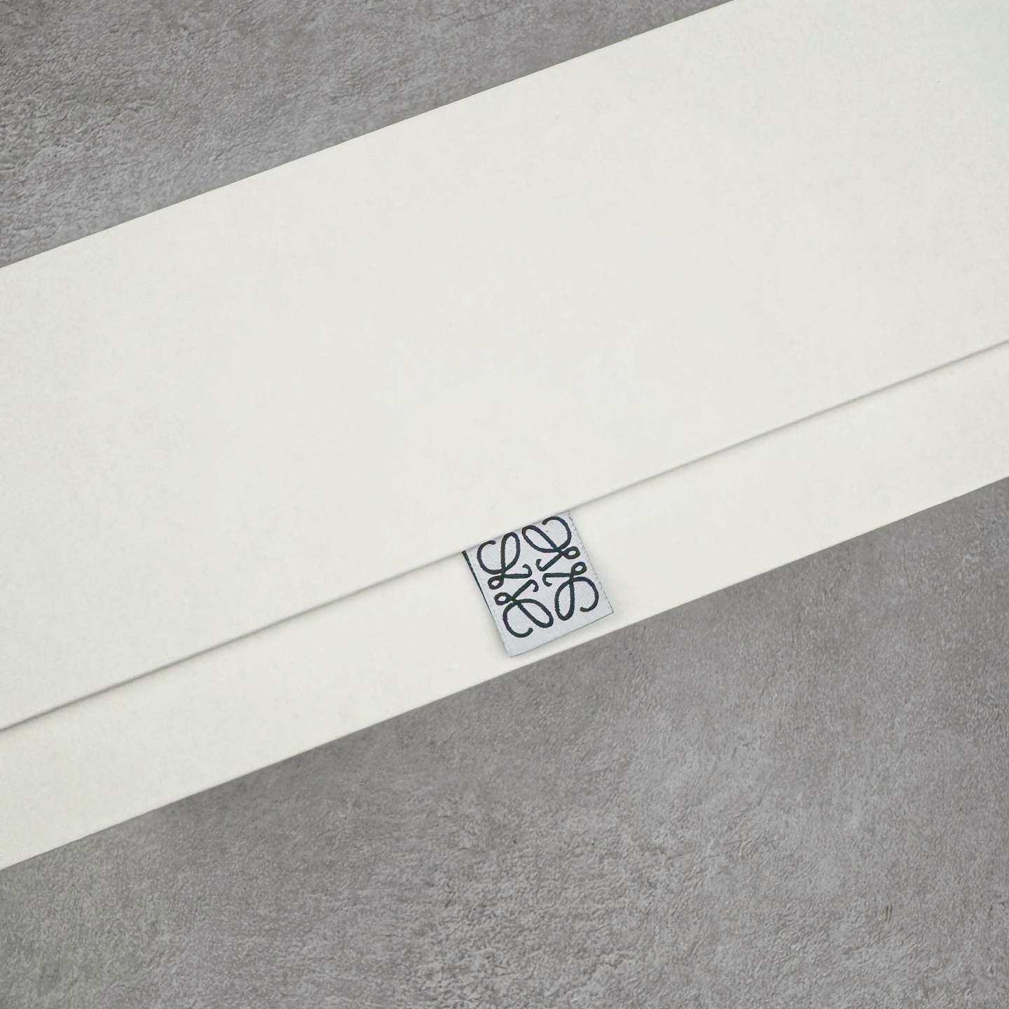 图片[22]-＃GD广顶 LOEWE 2025 | Ballet Runner 2.0 罗意威新款芭蕾舞鞋拼色德训鞋阿甘鞋 全套原纸板楦头开发 后跟3D注塑橡胶LOEWE徽标 原厂数据大底磨具 进口羊皮内里加鞋垫 磁吸翻盖盒 内配帆布防尘袋 配件齐全 官方一致 原装纸板中底 带采用反绒牛皮革拼接头层皮饰片鞋面材质 鞋身原装高密度防刮防水尼龙面料 不对称鞋头造型 作为LOEWE的标志性设计 超柔软轻便且灵活的鞋底 新的波浪纹理橡胶外底 延伸至鞋头 升级的柔软皮革内衬和鞋床 提供最大舒适感 后跟有3D注塑橡胶徽标 真皮和皮料混搭彰显复古风格 拼色拼接鞋面 非常高级隐藏式小内增高 脚后跟设计新颖 柔软舒适 会被评为年度最舒适的暴走鞋 如履平地 内娱明星杨幂等众多同款上脚 小红书 一系列素材图 极具爆款 尺码：35 36 37 38 39 40 41 42 43 44 45-选品中心