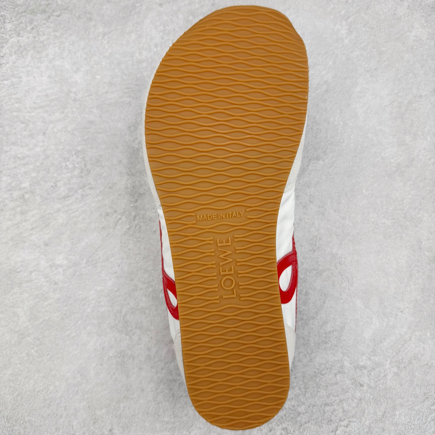 图片[9]-＃GD广顶 LOEWE 2025 | Ballet Runner 2.0 罗意威新款芭蕾舞鞋拼色德训鞋阿甘鞋 全套原纸板楦头开发 后跟3D注塑橡胶LOEWE徽标 原厂数据大底磨具 进口羊皮内里加鞋垫 磁吸翻盖盒 内配帆布防尘袋 配件齐全 官方一致 原装纸板中底 带采用反绒牛皮革拼接头层皮饰片鞋面材质 鞋身原装高密度防刮防水尼龙面料 不对称鞋头造型 作为LOEWE的标志性设计 超柔软轻便且灵活的鞋底 新的波浪纹理橡胶外底 延伸至鞋头 升级的柔软皮革内衬和鞋床 提供最大舒适感 后跟有3D注塑橡胶徽标 真皮和皮料混搭彰显复古风格 拼色拼接鞋面 非常高级隐藏式小内增高 脚后跟设计新颖 柔软舒适 会被评为年度最舒适的暴走鞋 如履平地 内娱明星杨幂等众多同款上脚 小红书 一系列素材图 极具爆款 尺码：35 36 37 38 39 40 41 42 43 44 45-选品中心