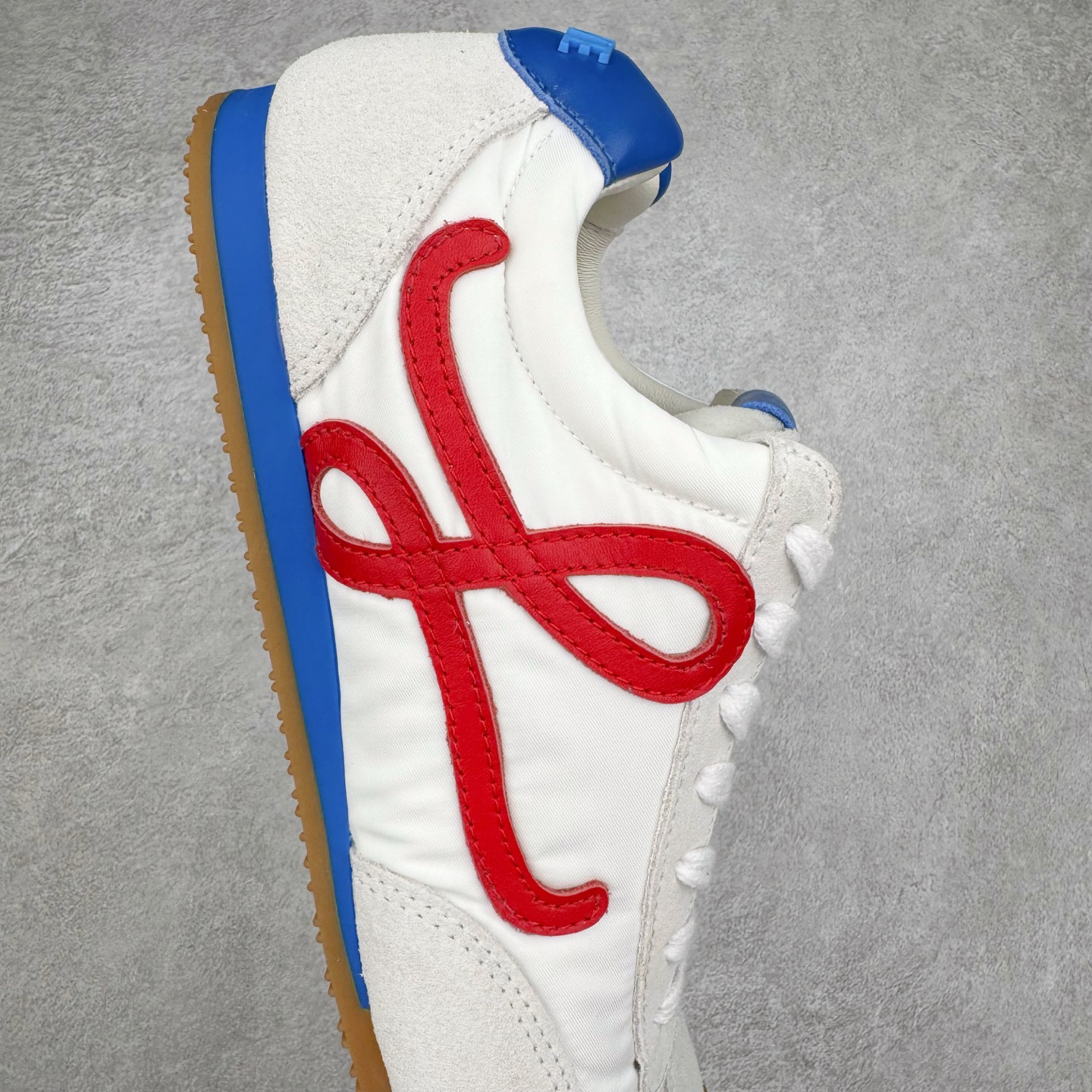 图片[6]-＃GD广顶 LOEWE 2025 | Ballet Runner 2.0 罗意威新款芭蕾舞鞋拼色德训鞋阿甘鞋 全套原纸板楦头开发 后跟3D注塑橡胶LOEWE徽标 原厂数据大底磨具 进口羊皮内里加鞋垫 磁吸翻盖盒 内配帆布防尘袋 配件齐全 官方一致 原装纸板中底 带采用反绒牛皮革拼接头层皮饰片鞋面材质 鞋身原装高密度防刮防水尼龙面料 不对称鞋头造型 作为LOEWE的标志性设计 超柔软轻便且灵活的鞋底 新的波浪纹理橡胶外底 延伸至鞋头 升级的柔软皮革内衬和鞋床 提供最大舒适感 后跟有3D注塑橡胶徽标 真皮和皮料混搭彰显复古风格 拼色拼接鞋面 非常高级隐藏式小内增高 脚后跟设计新颖 柔软舒适 会被评为年度最舒适的暴走鞋 如履平地 内娱明星杨幂等众多同款上脚 小红书 一系列素材图 极具爆款 尺码：35 36 37 38 39 40 41 42 43 44 45-选品中心