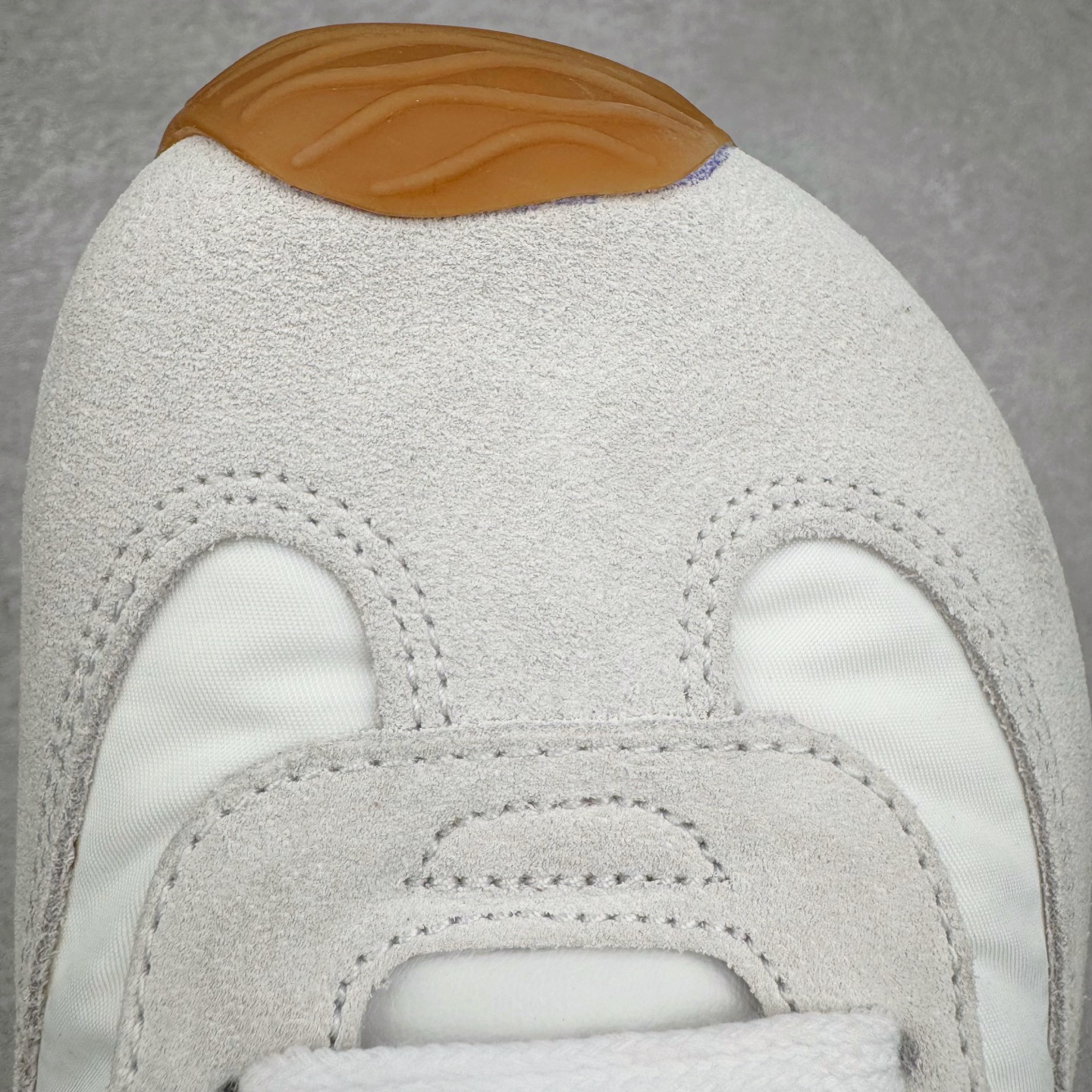 图片[15]-＃GD广顶 LOEWE 2025 | Ballet Runner 2.0 罗意威新款芭蕾舞鞋拼色德训鞋阿甘鞋 全套原纸板楦头开发 后跟3D注塑橡胶LOEWE徽标 原厂数据大底磨具 进口羊皮内里加鞋垫 磁吸翻盖盒 内配帆布防尘袋 配件齐全 官方一致 原装纸板中底 带采用反绒牛皮革拼接头层皮饰片鞋面材质 鞋身原装高密度防刮防水尼龙面料 不对称鞋头造型 作为LOEWE的标志性设计 超柔软轻便且灵活的鞋底 新的波浪纹理橡胶外底 延伸至鞋头 升级的柔软皮革内衬和鞋床 提供最大舒适感 后跟有3D注塑橡胶徽标 真皮和皮料混搭彰显复古风格 拼色拼接鞋面 非常高级隐藏式小内增高 脚后跟设计新颖 柔软舒适 会被评为年度最舒适的暴走鞋 如履平地 内娱明星杨幂等众多同款上脚 小红书 一系列素材图 极具爆款 尺码：35 36 37 38 39 40 41 42 43 44 45-选品中心