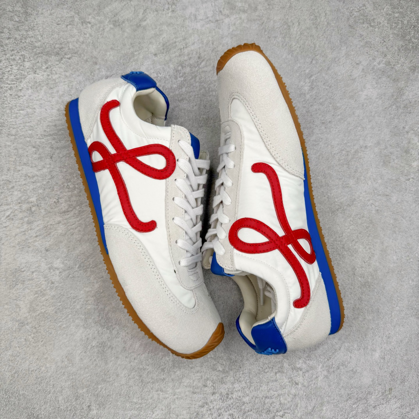 图片[3]-＃GD广顶 LOEWE 2025 | Ballet Runner 2.0 罗意威新款芭蕾舞鞋拼色德训鞋阿甘鞋 全套原纸板楦头开发 后跟3D注塑橡胶LOEWE徽标 原厂数据大底磨具 进口羊皮内里加鞋垫 磁吸翻盖盒 内配帆布防尘袋 配件齐全 官方一致 原装纸板中底 带采用反绒牛皮革拼接头层皮饰片鞋面材质 鞋身原装高密度防刮防水尼龙面料 不对称鞋头造型 作为LOEWE的标志性设计 超柔软轻便且灵活的鞋底 新的波浪纹理橡胶外底 延伸至鞋头 升级的柔软皮革内衬和鞋床 提供最大舒适感 后跟有3D注塑橡胶徽标 真皮和皮料混搭彰显复古风格 拼色拼接鞋面 非常高级隐藏式小内增高 脚后跟设计新颖 柔软舒适 会被评为年度最舒适的暴走鞋 如履平地 内娱明星杨幂等众多同款上脚 小红书 一系列素材图 极具爆款 尺码：35 36 37 38 39 40 41 42 43 44 45-选品中心