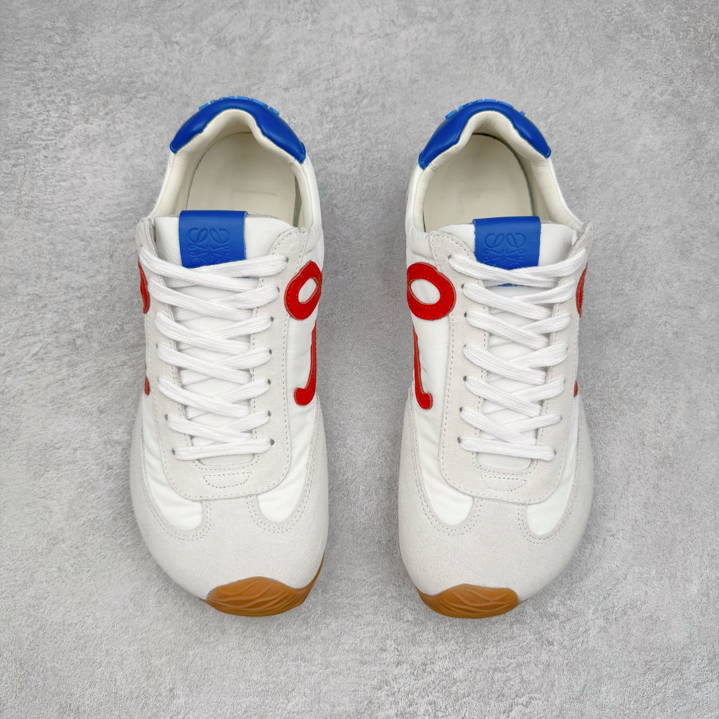 图片[2]-＃GD广顶 LOEWE 2025 | Ballet Runner 2.0 罗意威新款芭蕾舞鞋拼色德训鞋阿甘鞋 全套原纸板楦头开发 后跟3D注塑橡胶LOEWE徽标 原厂数据大底磨具 进口羊皮内里加鞋垫 磁吸翻盖盒 内配帆布防尘袋 配件齐全 官方一致 原装纸板中底 带采用反绒牛皮革拼接头层皮饰片鞋面材质 鞋身原装高密度防刮防水尼龙面料 不对称鞋头造型 作为LOEWE的标志性设计 超柔软轻便且灵活的鞋底 新的波浪纹理橡胶外底 延伸至鞋头 升级的柔软皮革内衬和鞋床 提供最大舒适感 后跟有3D注塑橡胶徽标 真皮和皮料混搭彰显复古风格 拼色拼接鞋面 非常高级隐藏式小内增高 脚后跟设计新颖 柔软舒适 会被评为年度最舒适的暴走鞋 如履平地 内娱明星杨幂等众多同款上脚 小红书 一系列素材图 极具爆款 尺码：35 36 37 38 39 40 41 42 43 44 45-选品中心