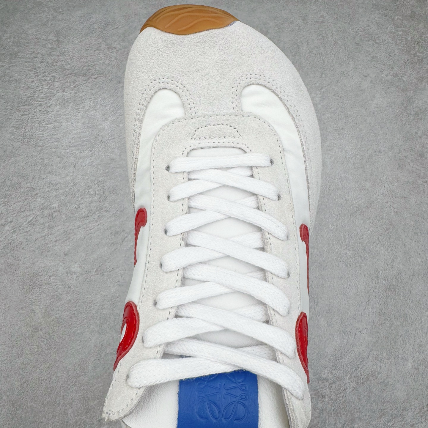 图片[4]-＃GD广顶 LOEWE 2025 | Ballet Runner 2.0 罗意威新款芭蕾舞鞋拼色德训鞋阿甘鞋 全套原纸板楦头开发 后跟3D注塑橡胶LOEWE徽标 原厂数据大底磨具 进口羊皮内里加鞋垫 磁吸翻盖盒 内配帆布防尘袋 配件齐全 官方一致 原装纸板中底 带采用反绒牛皮革拼接头层皮饰片鞋面材质 鞋身原装高密度防刮防水尼龙面料 不对称鞋头造型 作为LOEWE的标志性设计 超柔软轻便且灵活的鞋底 新的波浪纹理橡胶外底 延伸至鞋头 升级的柔软皮革内衬和鞋床 提供最大舒适感 后跟有3D注塑橡胶徽标 真皮和皮料混搭彰显复古风格 拼色拼接鞋面 非常高级隐藏式小内增高 脚后跟设计新颖 柔软舒适 会被评为年度最舒适的暴走鞋 如履平地 内娱明星杨幂等众多同款上脚 小红书 一系列素材图 极具爆款 尺码：35 36 37 38 39 40 41 42 43 44 45-选品中心