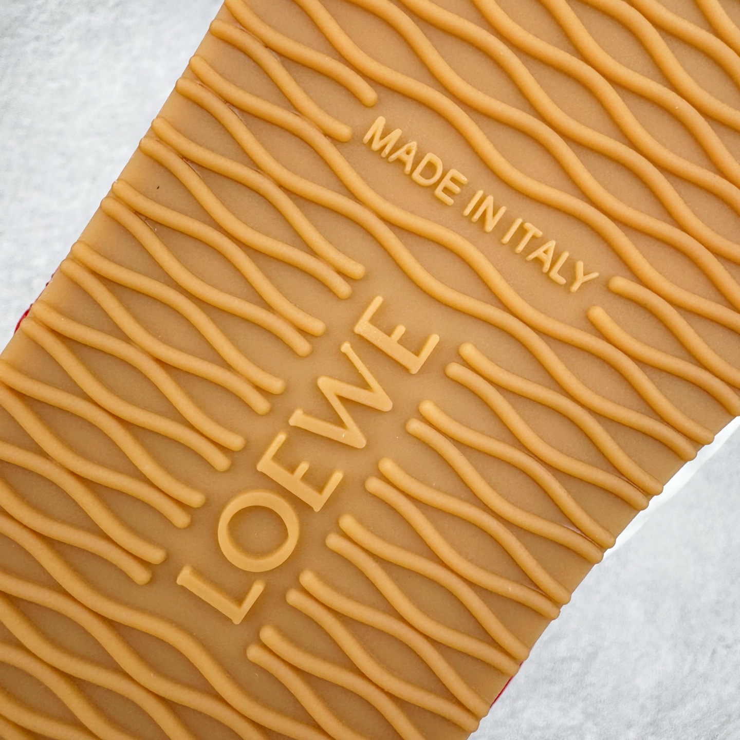 图片[18]-＃GD广顶 LOEWE 2025 | Ballet Runner 2.0 罗意威新款芭蕾舞鞋拼色德训鞋阿甘鞋 全套原纸板楦头开发 后跟3D注塑橡胶LOEWE徽标 原厂数据大底磨具 进口羊皮内里加鞋垫 磁吸翻盖盒 内配帆布防尘袋 配件齐全 官方一致 原装纸板中底 带采用反绒牛皮革拼接头层皮饰片鞋面材质 鞋身原装高密度防刮防水尼龙面料 不对称鞋头造型 作为LOEWE的标志性设计 超柔软轻便且灵活的鞋底 新的波浪纹理橡胶外底 延伸至鞋头 升级的柔软皮革内衬和鞋床 提供最大舒适感 后跟有3D注塑橡胶徽标 真皮和皮料混搭彰显复古风格 拼色拼接鞋面 非常高级隐藏式小内增高 脚后跟设计新颖 柔软舒适 会被评为年度最舒适的暴走鞋 如履平地 内娱明星杨幂等众多同款上脚 小红书 一系列素材图 极具爆款 尺码：35 36 37 38 39 40 41 42 43 44 45-选品中心