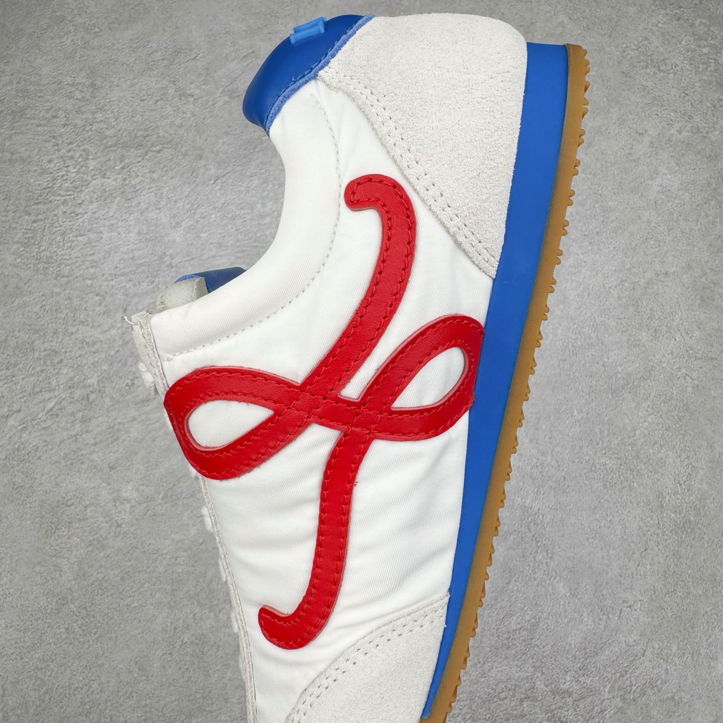 图片[7]-＃GD广顶 LOEWE 2025 | Ballet Runner 2.0 罗意威新款芭蕾舞鞋拼色德训鞋阿甘鞋 全套原纸板楦头开发 后跟3D注塑橡胶LOEWE徽标 原厂数据大底磨具 进口羊皮内里加鞋垫 磁吸翻盖盒 内配帆布防尘袋 配件齐全 官方一致 原装纸板中底 带采用反绒牛皮革拼接头层皮饰片鞋面材质 鞋身原装高密度防刮防水尼龙面料 不对称鞋头造型 作为LOEWE的标志性设计 超柔软轻便且灵活的鞋底 新的波浪纹理橡胶外底 延伸至鞋头 升级的柔软皮革内衬和鞋床 提供最大舒适感 后跟有3D注塑橡胶徽标 真皮和皮料混搭彰显复古风格 拼色拼接鞋面 非常高级隐藏式小内增高 脚后跟设计新颖 柔软舒适 会被评为年度最舒适的暴走鞋 如履平地 内娱明星杨幂等众多同款上脚 小红书 一系列素材图 极具爆款 尺码：35 36 37 38 39 40 41 42 43 44 45-选品中心