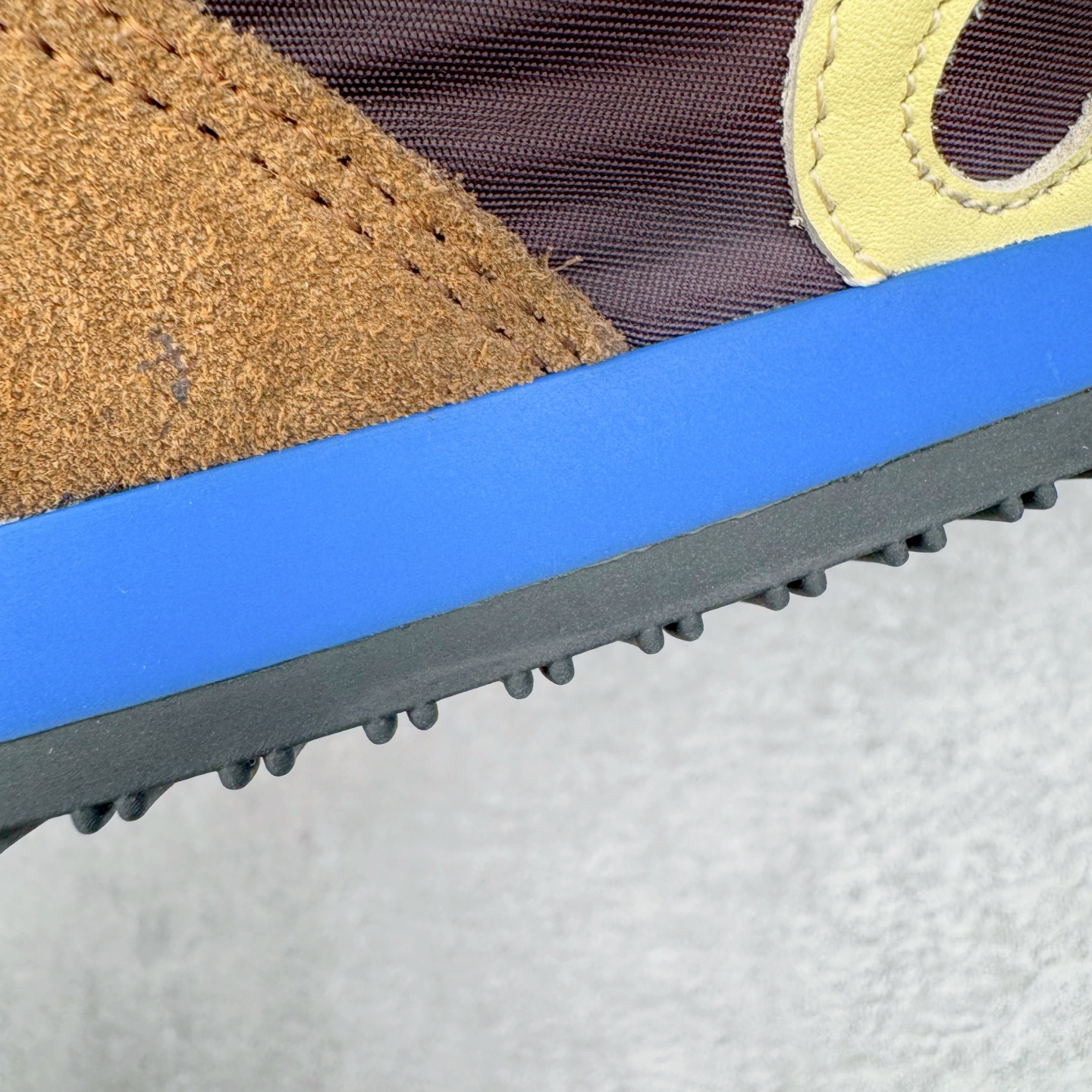 图片[15]-＃GD广顶 LOEWE 2025 | Ballet Runner 2.0 罗意威新款芭蕾舞鞋拼色德训鞋阿甘鞋 全套原纸板楦头开发 后跟3D注塑橡胶LOEWE徽标 原厂数据大底磨具 进口羊皮内里加鞋垫 磁吸翻盖盒 内配帆布防尘袋 配件齐全 官方一致 原装纸板中底 带采用反绒牛皮革拼接头层皮饰片鞋面材质 鞋身原装高密度防刮防水尼龙面料 不对称鞋头造型 作为LOEWE的标志性设计 超柔软轻便且灵活的鞋底 新的波浪纹理橡胶外底 延伸至鞋头 升级的柔软皮革内衬和鞋床 提供最大舒适感 后跟有3D注塑橡胶徽标 真皮和皮料混搭彰显复古风格 拼色拼接鞋面 非常高级隐藏式小内增高 脚后跟设计新颖 柔软舒适 会被评为年度最舒适的暴走鞋 如履平地 内娱明星杨幂等众多同款上脚 小红书 一系列素材图 极具爆款 尺码：35 36 37 38 39 40 41 42 43 44 45-选品中心