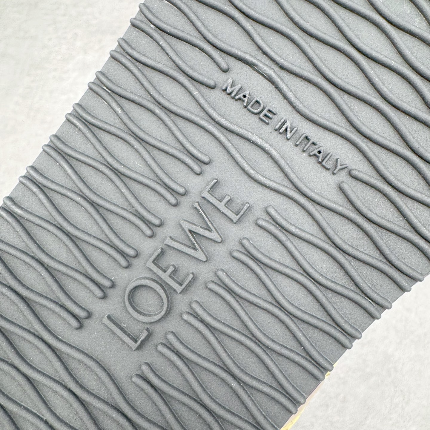 图片[20]-＃GD广顶 LOEWE 2025 | Ballet Runner 2.0 罗意威新款芭蕾舞鞋拼色德训鞋阿甘鞋 全套原纸板楦头开发 后跟3D注塑橡胶LOEWE徽标 原厂数据大底磨具 进口羊皮内里加鞋垫 磁吸翻盖盒 内配帆布防尘袋 配件齐全 官方一致 原装纸板中底 带采用反绒牛皮革拼接头层皮饰片鞋面材质 鞋身原装高密度防刮防水尼龙面料 不对称鞋头造型 作为LOEWE的标志性设计 超柔软轻便且灵活的鞋底 新的波浪纹理橡胶外底 延伸至鞋头 升级的柔软皮革内衬和鞋床 提供最大舒适感 后跟有3D注塑橡胶徽标 真皮和皮料混搭彰显复古风格 拼色拼接鞋面 非常高级隐藏式小内增高 脚后跟设计新颖 柔软舒适 会被评为年度最舒适的暴走鞋 如履平地 内娱明星杨幂等众多同款上脚 小红书 一系列素材图 极具爆款 尺码：35 36 37 38 39 40 41 42 43 44 45-选品中心