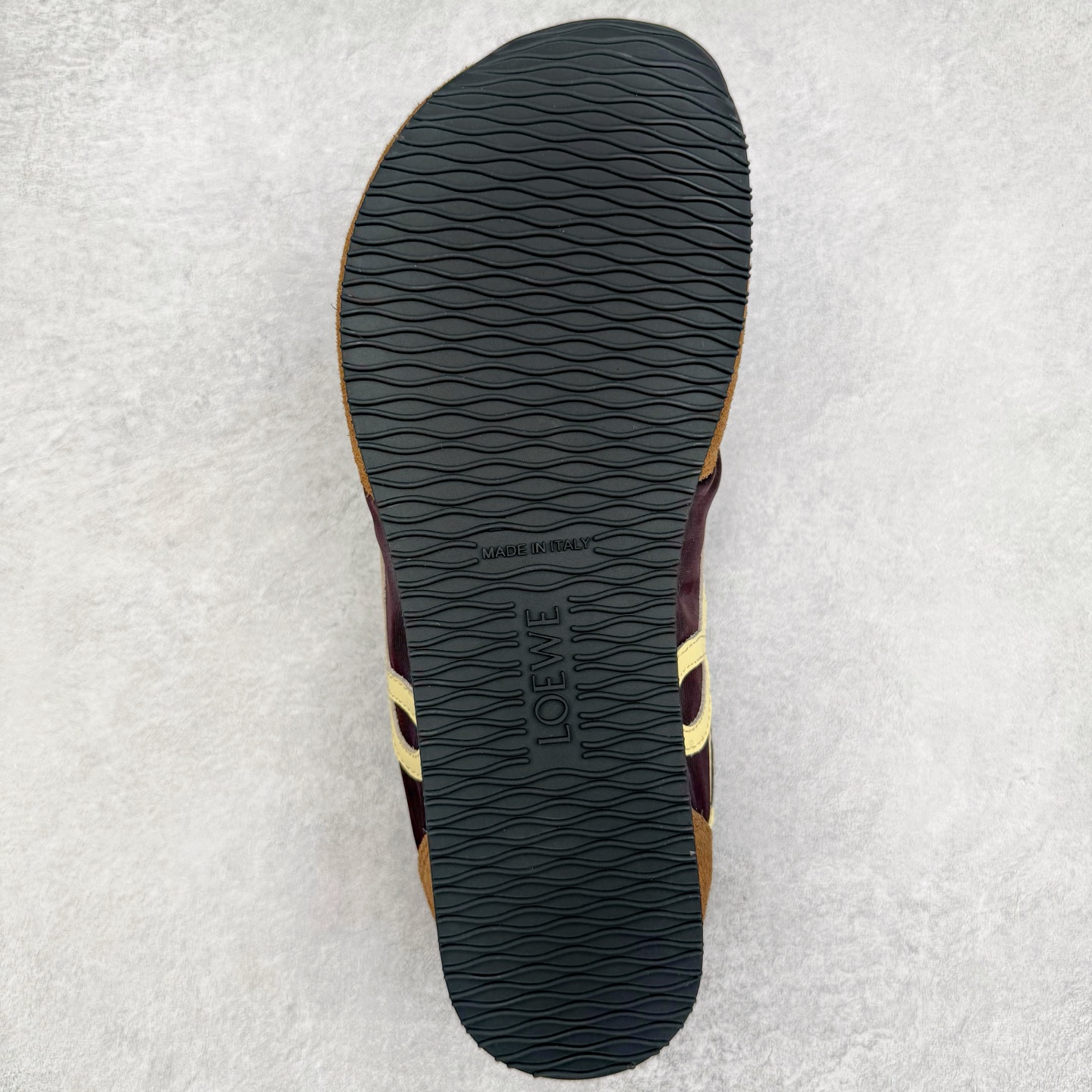 图片[9]-＃GD广顶 LOEWE 2025 | Ballet Runner 2.0 罗意威新款芭蕾舞鞋拼色德训鞋阿甘鞋 全套原纸板楦头开发 后跟3D注塑橡胶LOEWE徽标 原厂数据大底磨具 进口羊皮内里加鞋垫 磁吸翻盖盒 内配帆布防尘袋 配件齐全 官方一致 原装纸板中底 带采用反绒牛皮革拼接头层皮饰片鞋面材质 鞋身原装高密度防刮防水尼龙面料 不对称鞋头造型 作为LOEWE的标志性设计 超柔软轻便且灵活的鞋底 新的波浪纹理橡胶外底 延伸至鞋头 升级的柔软皮革内衬和鞋床 提供最大舒适感 后跟有3D注塑橡胶徽标 真皮和皮料混搭彰显复古风格 拼色拼接鞋面 非常高级隐藏式小内增高 脚后跟设计新颖 柔软舒适 会被评为年度最舒适的暴走鞋 如履平地 内娱明星杨幂等众多同款上脚 小红书 一系列素材图 极具爆款 尺码：35 36 37 38 39 40 41 42 43 44 45-选品中心