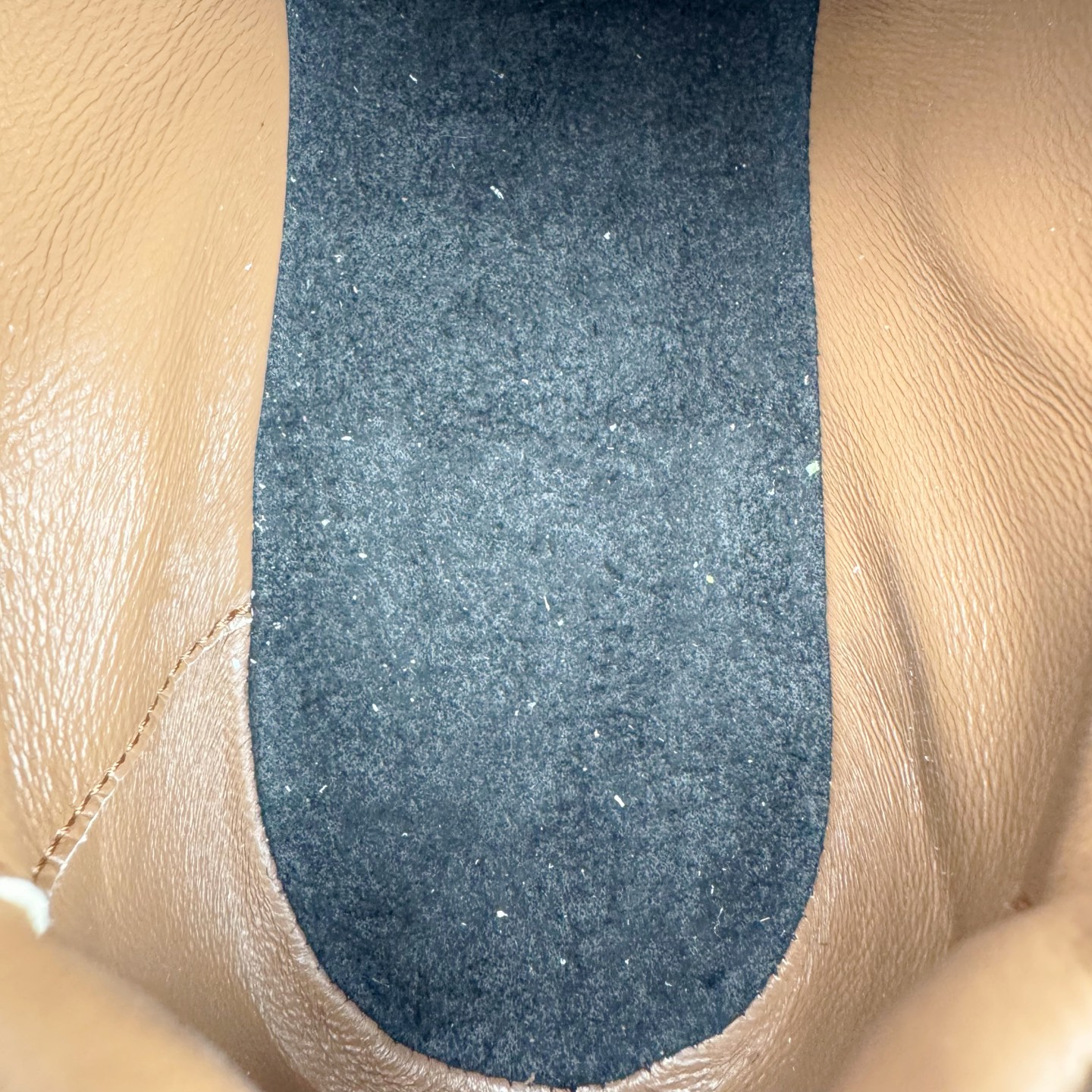 图片[12]-＃GD广顶 LOEWE 2025 | Ballet Runner 2.0 罗意威新款芭蕾舞鞋拼色德训鞋阿甘鞋 全套原纸板楦头开发 后跟3D注塑橡胶LOEWE徽标 原厂数据大底磨具 进口羊皮内里加鞋垫 磁吸翻盖盒 内配帆布防尘袋 配件齐全 官方一致 原装纸板中底 带采用反绒牛皮革拼接头层皮饰片鞋面材质 鞋身原装高密度防刮防水尼龙面料 不对称鞋头造型 作为LOEWE的标志性设计 超柔软轻便且灵活的鞋底 新的波浪纹理橡胶外底 延伸至鞋头 升级的柔软皮革内衬和鞋床 提供最大舒适感 后跟有3D注塑橡胶徽标 真皮和皮料混搭彰显复古风格 拼色拼接鞋面 非常高级隐藏式小内增高 脚后跟设计新颖 柔软舒适 会被评为年度最舒适的暴走鞋 如履平地 内娱明星杨幂等众多同款上脚 小红书 一系列素材图 极具爆款 尺码：35 36 37 38 39 40 41 42 43 44 45-选品中心