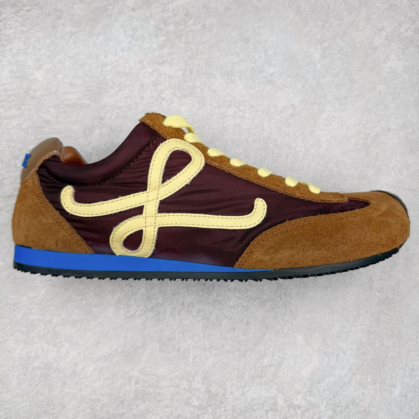 ＃GD广顶 LOEWE 2025 | Ballet Runner 2.0 罗意威新款芭蕾舞鞋拼色德训鞋阿甘鞋 全套原纸板楦头开发 后跟3D注塑橡胶LOEWE徽标 原厂数据大底磨具 进口羊皮内里加鞋垫 磁吸翻盖盒 内配帆布防尘袋 配件齐全 官方一致 原装纸板中底 带采用反绒牛皮革拼接头层皮饰片鞋面材质 鞋身原装高密度防刮防水尼龙面料 不对称鞋头造型 作为LOEWE的标志性设计 超柔软轻便且灵活的鞋底 新的波浪纹理橡胶外底 延伸至鞋头 升级的柔软皮革内衬和鞋床 提供最大舒适感 后跟有3D注塑橡胶徽标 真皮和皮料混搭彰显复古风格 拼色拼接鞋面 非常高级隐藏式小内增高 脚后跟设计新颖 柔软舒适 会被评为年度最舒适的暴走鞋 如履平地 内娱明星杨幂等众多同款上脚 小红书 一系列素材图 极具爆款 尺码：35 36 37 38 39 40 41 42 43 44 45-选品中心