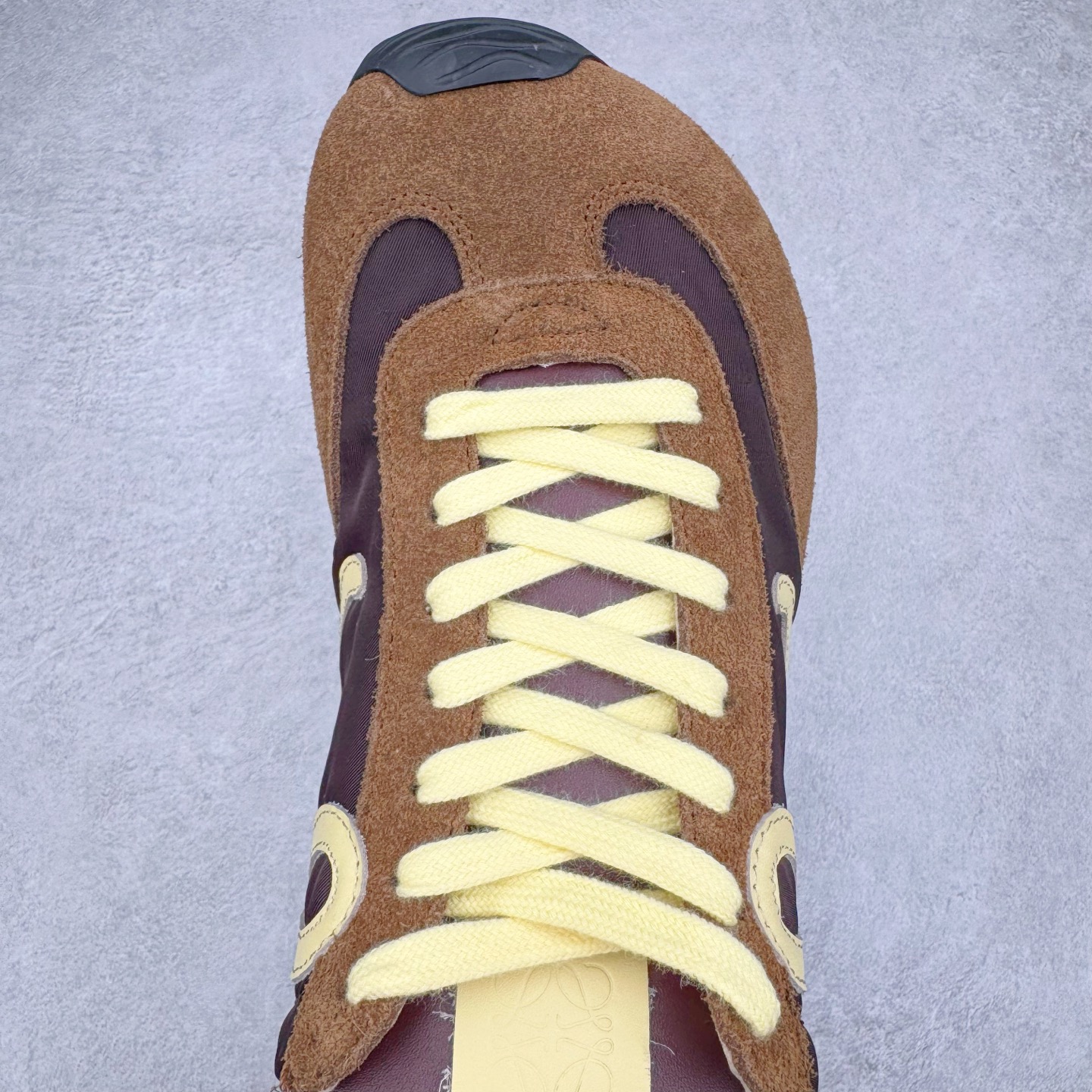 图片[4]-＃GD广顶 LOEWE 2025 | Ballet Runner 2.0 罗意威新款芭蕾舞鞋拼色德训鞋阿甘鞋 全套原纸板楦头开发 后跟3D注塑橡胶LOEWE徽标 原厂数据大底磨具 进口羊皮内里加鞋垫 磁吸翻盖盒 内配帆布防尘袋 配件齐全 官方一致 原装纸板中底 带采用反绒牛皮革拼接头层皮饰片鞋面材质 鞋身原装高密度防刮防水尼龙面料 不对称鞋头造型 作为LOEWE的标志性设计 超柔软轻便且灵活的鞋底 新的波浪纹理橡胶外底 延伸至鞋头 升级的柔软皮革内衬和鞋床 提供最大舒适感 后跟有3D注塑橡胶徽标 真皮和皮料混搭彰显复古风格 拼色拼接鞋面 非常高级隐藏式小内增高 脚后跟设计新颖 柔软舒适 会被评为年度最舒适的暴走鞋 如履平地 内娱明星杨幂等众多同款上脚 小红书 一系列素材图 极具爆款 尺码：35 36 37 38 39 40 41 42 43 44 45-选品中心