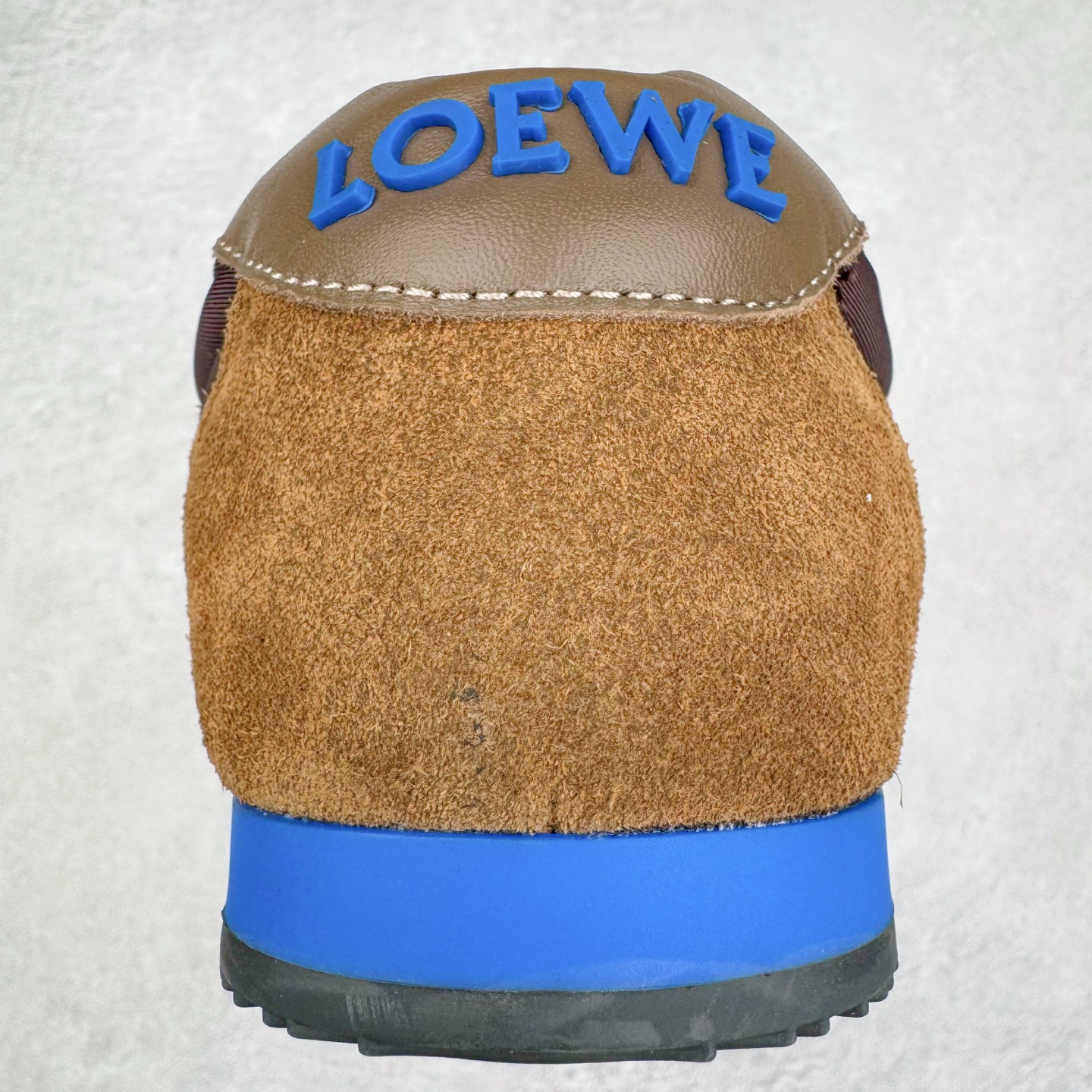 图片[8]-＃GD广顶 LOEWE 2025 | Ballet Runner 2.0 罗意威新款芭蕾舞鞋拼色德训鞋阿甘鞋 全套原纸板楦头开发 后跟3D注塑橡胶LOEWE徽标 原厂数据大底磨具 进口羊皮内里加鞋垫 磁吸翻盖盒 内配帆布防尘袋 配件齐全 官方一致 原装纸板中底 带采用反绒牛皮革拼接头层皮饰片鞋面材质 鞋身原装高密度防刮防水尼龙面料 不对称鞋头造型 作为LOEWE的标志性设计 超柔软轻便且灵活的鞋底 新的波浪纹理橡胶外底 延伸至鞋头 升级的柔软皮革内衬和鞋床 提供最大舒适感 后跟有3D注塑橡胶徽标 真皮和皮料混搭彰显复古风格 拼色拼接鞋面 非常高级隐藏式小内增高 脚后跟设计新颖 柔软舒适 会被评为年度最舒适的暴走鞋 如履平地 内娱明星杨幂等众多同款上脚 小红书 一系列素材图 极具爆款 尺码：35 36 37 38 39 40 41 42 43 44 45-选品中心