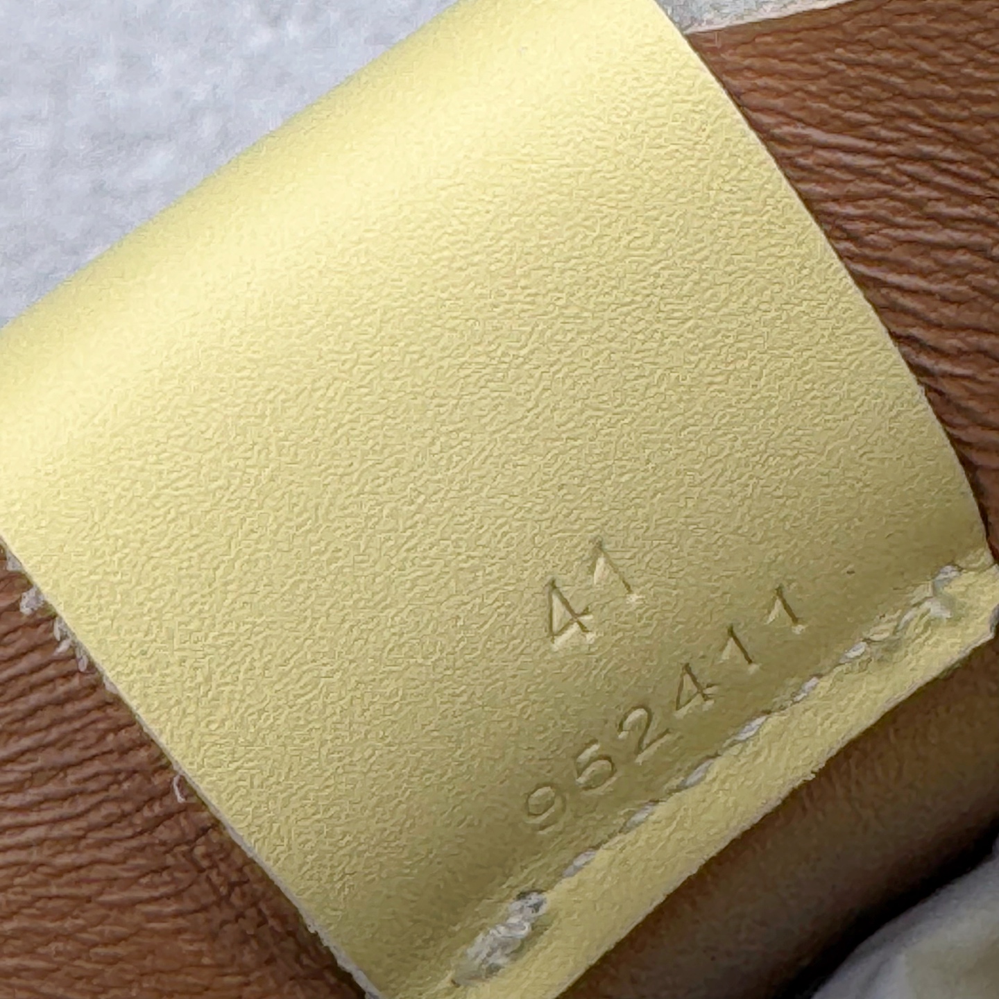 图片[13]-＃GD广顶 LOEWE 2025 | Ballet Runner 2.0 罗意威新款芭蕾舞鞋拼色德训鞋阿甘鞋 全套原纸板楦头开发 后跟3D注塑橡胶LOEWE徽标 原厂数据大底磨具 进口羊皮内里加鞋垫 磁吸翻盖盒 内配帆布防尘袋 配件齐全 官方一致 原装纸板中底 带采用反绒牛皮革拼接头层皮饰片鞋面材质 鞋身原装高密度防刮防水尼龙面料 不对称鞋头造型 作为LOEWE的标志性设计 超柔软轻便且灵活的鞋底 新的波浪纹理橡胶外底 延伸至鞋头 升级的柔软皮革内衬和鞋床 提供最大舒适感 后跟有3D注塑橡胶徽标 真皮和皮料混搭彰显复古风格 拼色拼接鞋面 非常高级隐藏式小内增高 脚后跟设计新颖 柔软舒适 会被评为年度最舒适的暴走鞋 如履平地 内娱明星杨幂等众多同款上脚 小红书 一系列素材图 极具爆款 尺码：35 36 37 38 39 40 41 42 43 44 45-选品中心