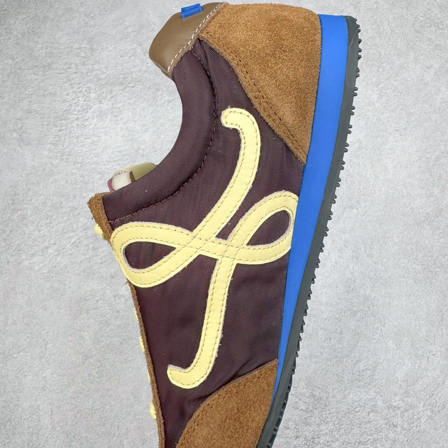 图片[7]-＃GD广顶 LOEWE 2025 | Ballet Runner 2.0 罗意威新款芭蕾舞鞋拼色德训鞋阿甘鞋 全套原纸板楦头开发 后跟3D注塑橡胶LOEWE徽标 原厂数据大底磨具 进口羊皮内里加鞋垫 磁吸翻盖盒 内配帆布防尘袋 配件齐全 官方一致 原装纸板中底 带采用反绒牛皮革拼接头层皮饰片鞋面材质 鞋身原装高密度防刮防水尼龙面料 不对称鞋头造型 作为LOEWE的标志性设计 超柔软轻便且灵活的鞋底 新的波浪纹理橡胶外底 延伸至鞋头 升级的柔软皮革内衬和鞋床 提供最大舒适感 后跟有3D注塑橡胶徽标 真皮和皮料混搭彰显复古风格 拼色拼接鞋面 非常高级隐藏式小内增高 脚后跟设计新颖 柔软舒适 会被评为年度最舒适的暴走鞋 如履平地 内娱明星杨幂等众多同款上脚 小红书 一系列素材图 极具爆款 尺码：35 36 37 38 39 40 41 42 43 44 45-选品中心