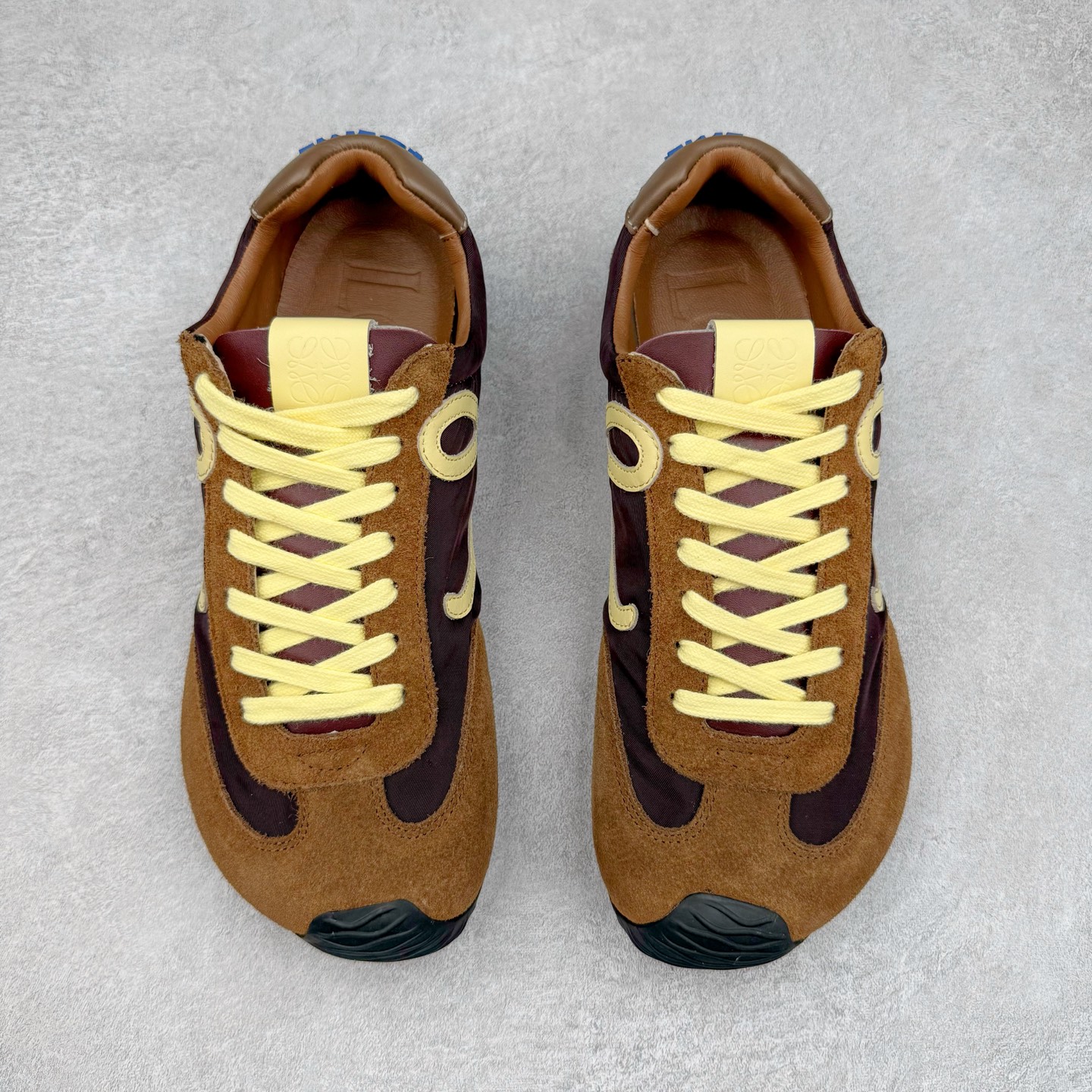 图片[2]-＃GD广顶 LOEWE 2025 | Ballet Runner 2.0 罗意威新款芭蕾舞鞋拼色德训鞋阿甘鞋 全套原纸板楦头开发 后跟3D注塑橡胶LOEWE徽标 原厂数据大底磨具 进口羊皮内里加鞋垫 磁吸翻盖盒 内配帆布防尘袋 配件齐全 官方一致 原装纸板中底 带采用反绒牛皮革拼接头层皮饰片鞋面材质 鞋身原装高密度防刮防水尼龙面料 不对称鞋头造型 作为LOEWE的标志性设计 超柔软轻便且灵活的鞋底 新的波浪纹理橡胶外底 延伸至鞋头 升级的柔软皮革内衬和鞋床 提供最大舒适感 后跟有3D注塑橡胶徽标 真皮和皮料混搭彰显复古风格 拼色拼接鞋面 非常高级隐藏式小内增高 脚后跟设计新颖 柔软舒适 会被评为年度最舒适的暴走鞋 如履平地 内娱明星杨幂等众多同款上脚 小红书 一系列素材图 极具爆款 尺码：35 36 37 38 39 40 41 42 43 44 45-选品中心