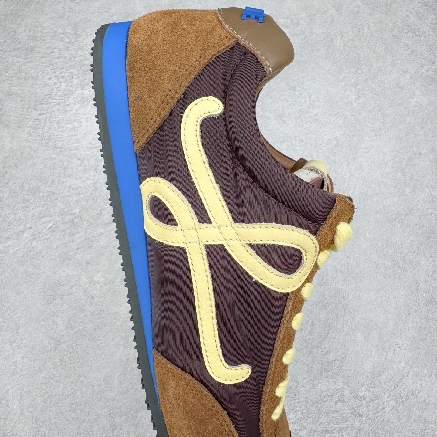 图片[6]-＃GD广顶 LOEWE 2025 | Ballet Runner 2.0 罗意威新款芭蕾舞鞋拼色德训鞋阿甘鞋 全套原纸板楦头开发 后跟3D注塑橡胶LOEWE徽标 原厂数据大底磨具 进口羊皮内里加鞋垫 磁吸翻盖盒 内配帆布防尘袋 配件齐全 官方一致 原装纸板中底 带采用反绒牛皮革拼接头层皮饰片鞋面材质 鞋身原装高密度防刮防水尼龙面料 不对称鞋头造型 作为LOEWE的标志性设计 超柔软轻便且灵活的鞋底 新的波浪纹理橡胶外底 延伸至鞋头 升级的柔软皮革内衬和鞋床 提供最大舒适感 后跟有3D注塑橡胶徽标 真皮和皮料混搭彰显复古风格 拼色拼接鞋面 非常高级隐藏式小内增高 脚后跟设计新颖 柔软舒适 会被评为年度最舒适的暴走鞋 如履平地 内娱明星杨幂等众多同款上脚 小红书 一系列素材图 极具爆款 尺码：35 36 37 38 39 40 41 42 43 44 45-选品中心