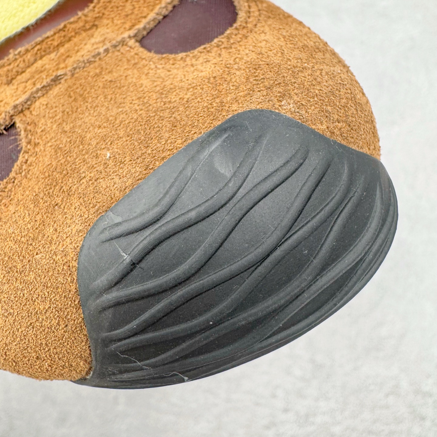 图片[18]-＃GD广顶 LOEWE 2025 | Ballet Runner 2.0 罗意威新款芭蕾舞鞋拼色德训鞋阿甘鞋 全套原纸板楦头开发 后跟3D注塑橡胶LOEWE徽标 原厂数据大底磨具 进口羊皮内里加鞋垫 磁吸翻盖盒 内配帆布防尘袋 配件齐全 官方一致 原装纸板中底 带采用反绒牛皮革拼接头层皮饰片鞋面材质 鞋身原装高密度防刮防水尼龙面料 不对称鞋头造型 作为LOEWE的标志性设计 超柔软轻便且灵活的鞋底 新的波浪纹理橡胶外底 延伸至鞋头 升级的柔软皮革内衬和鞋床 提供最大舒适感 后跟有3D注塑橡胶徽标 真皮和皮料混搭彰显复古风格 拼色拼接鞋面 非常高级隐藏式小内增高 脚后跟设计新颖 柔软舒适 会被评为年度最舒适的暴走鞋 如履平地 内娱明星杨幂等众多同款上脚 小红书 一系列素材图 极具爆款 尺码：35 36 37 38 39 40 41 42 43 44 45-选品中心