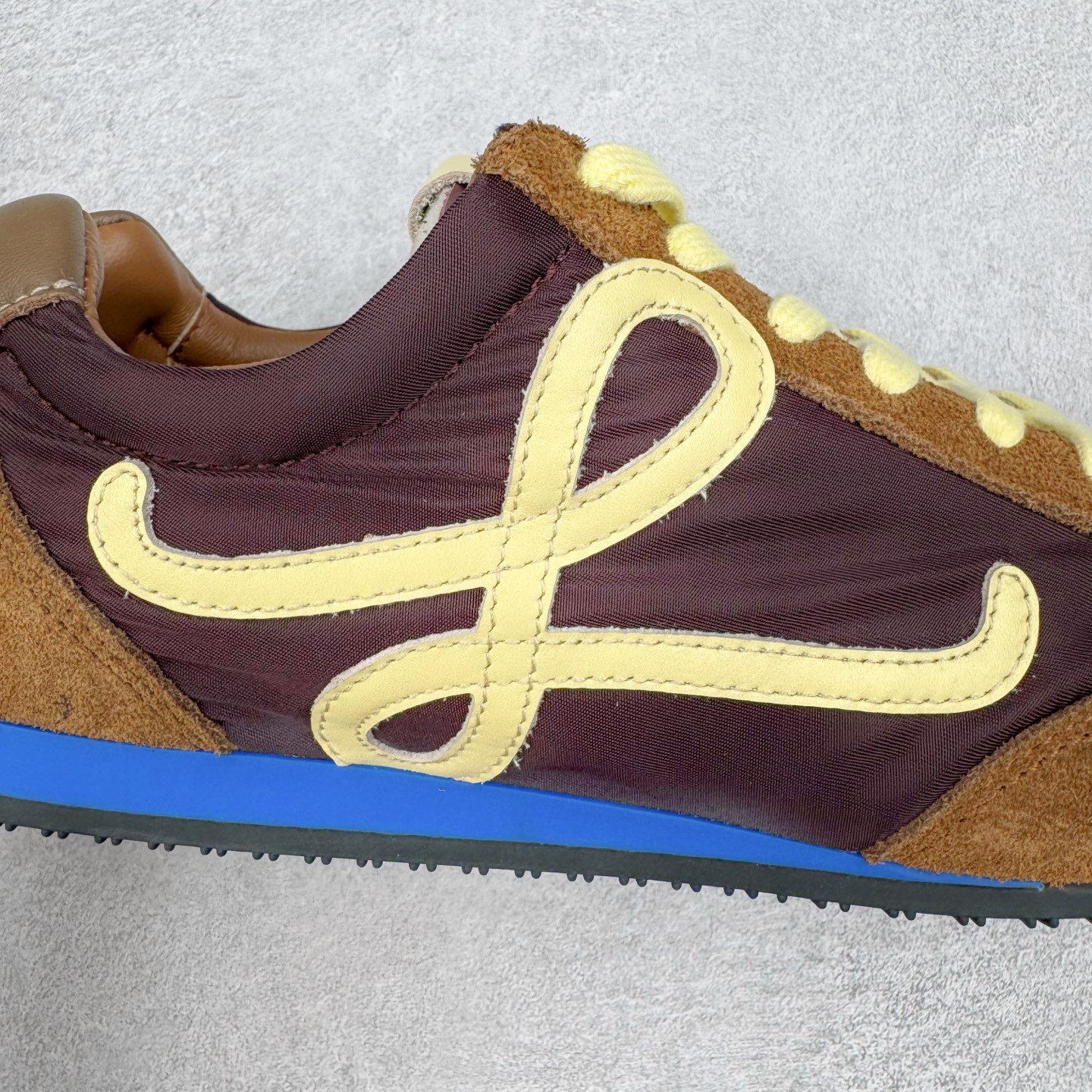 图片[16]-＃GD广顶 LOEWE 2025 | Ballet Runner 2.0 罗意威新款芭蕾舞鞋拼色德训鞋阿甘鞋 全套原纸板楦头开发 后跟3D注塑橡胶LOEWE徽标 原厂数据大底磨具 进口羊皮内里加鞋垫 磁吸翻盖盒 内配帆布防尘袋 配件齐全 官方一致 原装纸板中底 带采用反绒牛皮革拼接头层皮饰片鞋面材质 鞋身原装高密度防刮防水尼龙面料 不对称鞋头造型 作为LOEWE的标志性设计 超柔软轻便且灵活的鞋底 新的波浪纹理橡胶外底 延伸至鞋头 升级的柔软皮革内衬和鞋床 提供最大舒适感 后跟有3D注塑橡胶徽标 真皮和皮料混搭彰显复古风格 拼色拼接鞋面 非常高级隐藏式小内增高 脚后跟设计新颖 柔软舒适 会被评为年度最舒适的暴走鞋 如履平地 内娱明星杨幂等众多同款上脚 小红书 一系列素材图 极具爆款 尺码：35 36 37 38 39 40 41 42 43 44 45-选品中心