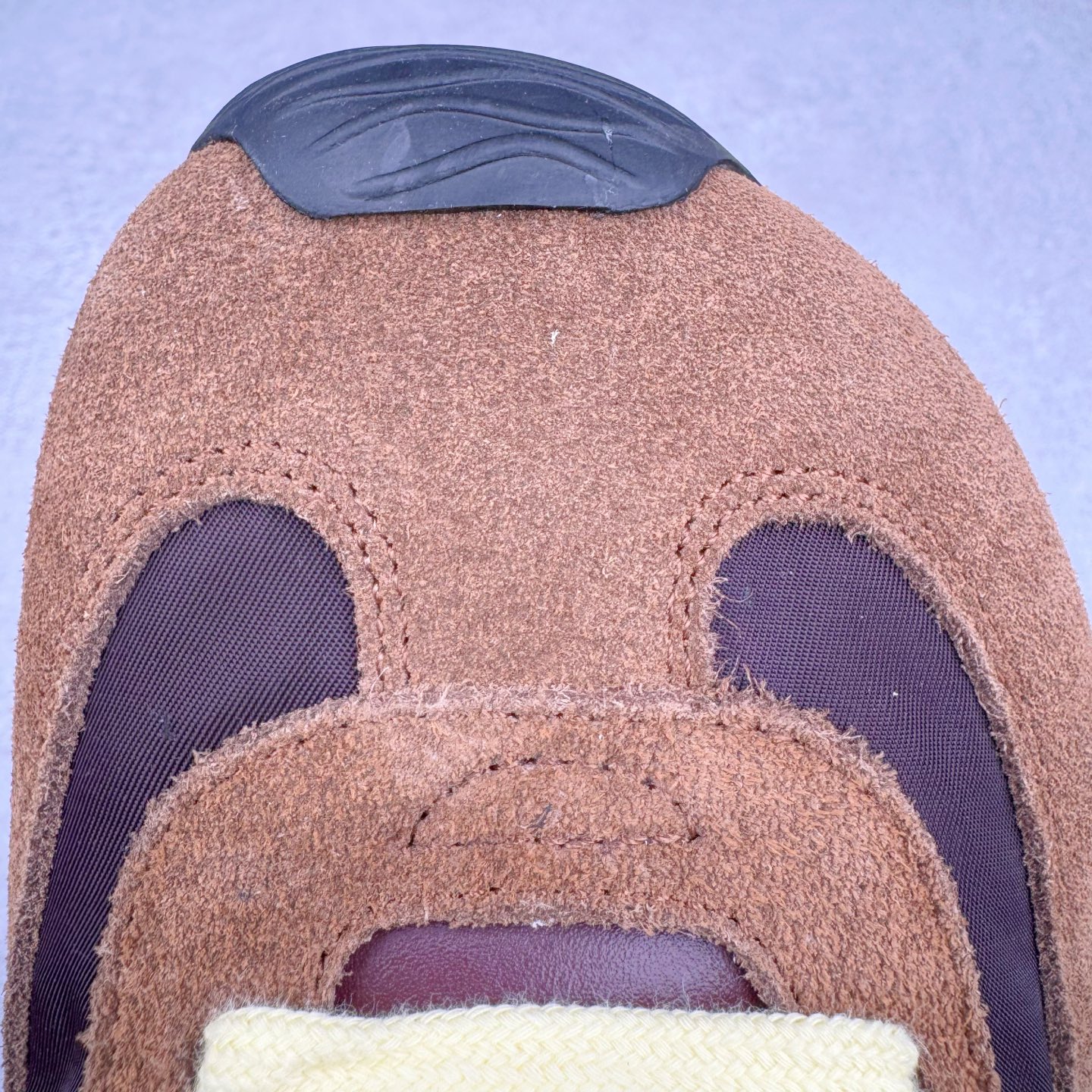 图片[19]-＃GD广顶 LOEWE 2025 | Ballet Runner 2.0 罗意威新款芭蕾舞鞋拼色德训鞋阿甘鞋 全套原纸板楦头开发 后跟3D注塑橡胶LOEWE徽标 原厂数据大底磨具 进口羊皮内里加鞋垫 磁吸翻盖盒 内配帆布防尘袋 配件齐全 官方一致 原装纸板中底 带采用反绒牛皮革拼接头层皮饰片鞋面材质 鞋身原装高密度防刮防水尼龙面料 不对称鞋头造型 作为LOEWE的标志性设计 超柔软轻便且灵活的鞋底 新的波浪纹理橡胶外底 延伸至鞋头 升级的柔软皮革内衬和鞋床 提供最大舒适感 后跟有3D注塑橡胶徽标 真皮和皮料混搭彰显复古风格 拼色拼接鞋面 非常高级隐藏式小内增高 脚后跟设计新颖 柔软舒适 会被评为年度最舒适的暴走鞋 如履平地 内娱明星杨幂等众多同款上脚 小红书 一系列素材图 极具爆款 尺码：35 36 37 38 39 40 41 42 43 44 45-选品中心