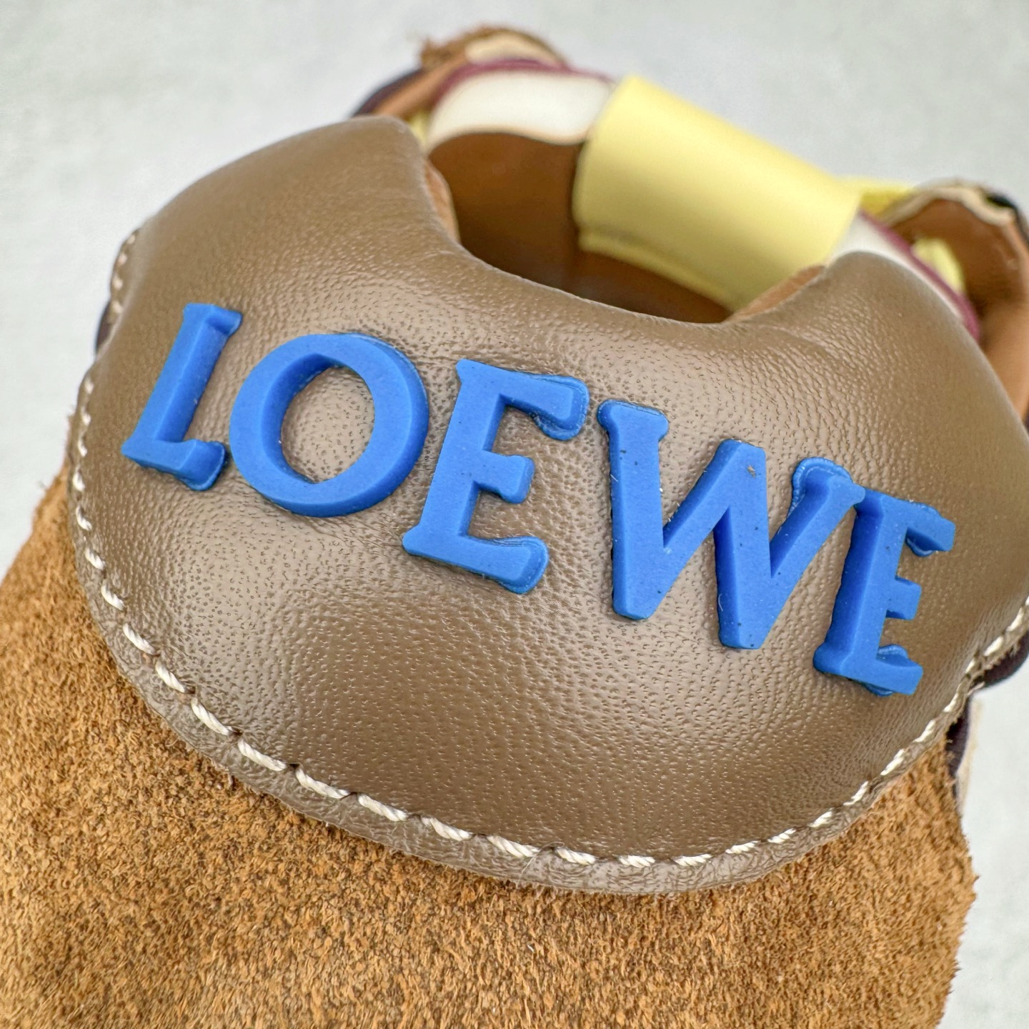 图片[14]-＃GD广顶 LOEWE 2025 | Ballet Runner 2.0 罗意威新款芭蕾舞鞋拼色德训鞋阿甘鞋 全套原纸板楦头开发 后跟3D注塑橡胶LOEWE徽标 原厂数据大底磨具 进口羊皮内里加鞋垫 磁吸翻盖盒 内配帆布防尘袋 配件齐全 官方一致 原装纸板中底 带采用反绒牛皮革拼接头层皮饰片鞋面材质 鞋身原装高密度防刮防水尼龙面料 不对称鞋头造型 作为LOEWE的标志性设计 超柔软轻便且灵活的鞋底 新的波浪纹理橡胶外底 延伸至鞋头 升级的柔软皮革内衬和鞋床 提供最大舒适感 后跟有3D注塑橡胶徽标 真皮和皮料混搭彰显复古风格 拼色拼接鞋面 非常高级隐藏式小内增高 脚后跟设计新颖 柔软舒适 会被评为年度最舒适的暴走鞋 如履平地 内娱明星杨幂等众多同款上脚 小红书 一系列素材图 极具爆款 尺码：35 36 37 38 39 40 41 42 43 44 45-选品中心