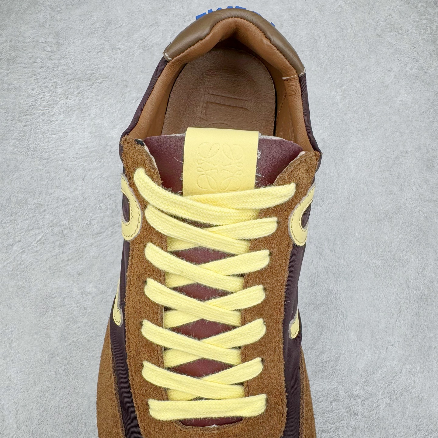 图片[5]-＃GD广顶 LOEWE 2025 | Ballet Runner 2.0 罗意威新款芭蕾舞鞋拼色德训鞋阿甘鞋 全套原纸板楦头开发 后跟3D注塑橡胶LOEWE徽标 原厂数据大底磨具 进口羊皮内里加鞋垫 磁吸翻盖盒 内配帆布防尘袋 配件齐全 官方一致 原装纸板中底 带采用反绒牛皮革拼接头层皮饰片鞋面材质 鞋身原装高密度防刮防水尼龙面料 不对称鞋头造型 作为LOEWE的标志性设计 超柔软轻便且灵活的鞋底 新的波浪纹理橡胶外底 延伸至鞋头 升级的柔软皮革内衬和鞋床 提供最大舒适感 后跟有3D注塑橡胶徽标 真皮和皮料混搭彰显复古风格 拼色拼接鞋面 非常高级隐藏式小内增高 脚后跟设计新颖 柔软舒适 会被评为年度最舒适的暴走鞋 如履平地 内娱明星杨幂等众多同款上脚 小红书 一系列素材图 极具爆款 尺码：35 36 37 38 39 40 41 42 43 44 45-选品中心