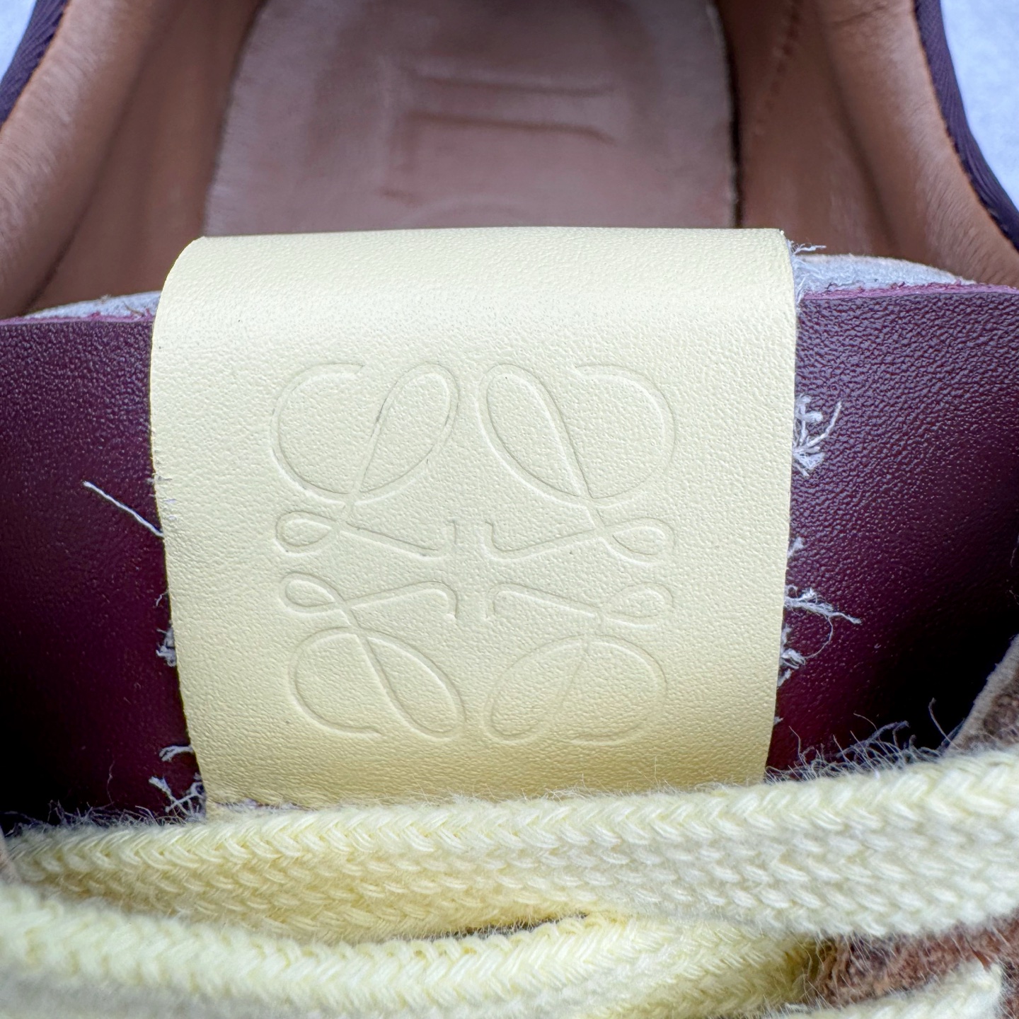 图片[17]-＃GD广顶 LOEWE 2025 | Ballet Runner 2.0 罗意威新款芭蕾舞鞋拼色德训鞋阿甘鞋 全套原纸板楦头开发 后跟3D注塑橡胶LOEWE徽标 原厂数据大底磨具 进口羊皮内里加鞋垫 磁吸翻盖盒 内配帆布防尘袋 配件齐全 官方一致 原装纸板中底 带采用反绒牛皮革拼接头层皮饰片鞋面材质 鞋身原装高密度防刮防水尼龙面料 不对称鞋头造型 作为LOEWE的标志性设计 超柔软轻便且灵活的鞋底 新的波浪纹理橡胶外底 延伸至鞋头 升级的柔软皮革内衬和鞋床 提供最大舒适感 后跟有3D注塑橡胶徽标 真皮和皮料混搭彰显复古风格 拼色拼接鞋面 非常高级隐藏式小内增高 脚后跟设计新颖 柔软舒适 会被评为年度最舒适的暴走鞋 如履平地 内娱明星杨幂等众多同款上脚 小红书 一系列素材图 极具爆款 尺码：35 36 37 38 39 40 41 42 43 44 45-选品中心