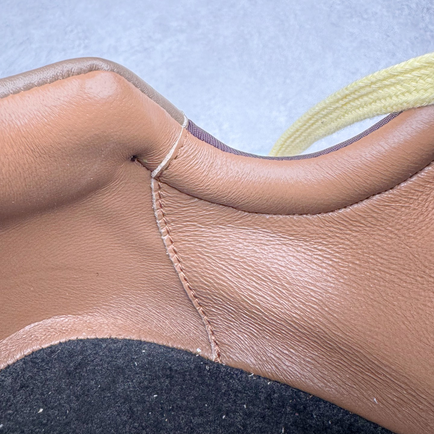 图片[11]-＃GD广顶 LOEWE 2025 | Ballet Runner 2.0 罗意威新款芭蕾舞鞋拼色德训鞋阿甘鞋 全套原纸板楦头开发 后跟3D注塑橡胶LOEWE徽标 原厂数据大底磨具 进口羊皮内里加鞋垫 磁吸翻盖盒 内配帆布防尘袋 配件齐全 官方一致 原装纸板中底 带采用反绒牛皮革拼接头层皮饰片鞋面材质 鞋身原装高密度防刮防水尼龙面料 不对称鞋头造型 作为LOEWE的标志性设计 超柔软轻便且灵活的鞋底 新的波浪纹理橡胶外底 延伸至鞋头 升级的柔软皮革内衬和鞋床 提供最大舒适感 后跟有3D注塑橡胶徽标 真皮和皮料混搭彰显复古风格 拼色拼接鞋面 非常高级隐藏式小内增高 脚后跟设计新颖 柔软舒适 会被评为年度最舒适的暴走鞋 如履平地 内娱明星杨幂等众多同款上脚 小红书 一系列素材图 极具爆款 尺码：35 36 37 38 39 40 41 42 43 44 45-选品中心