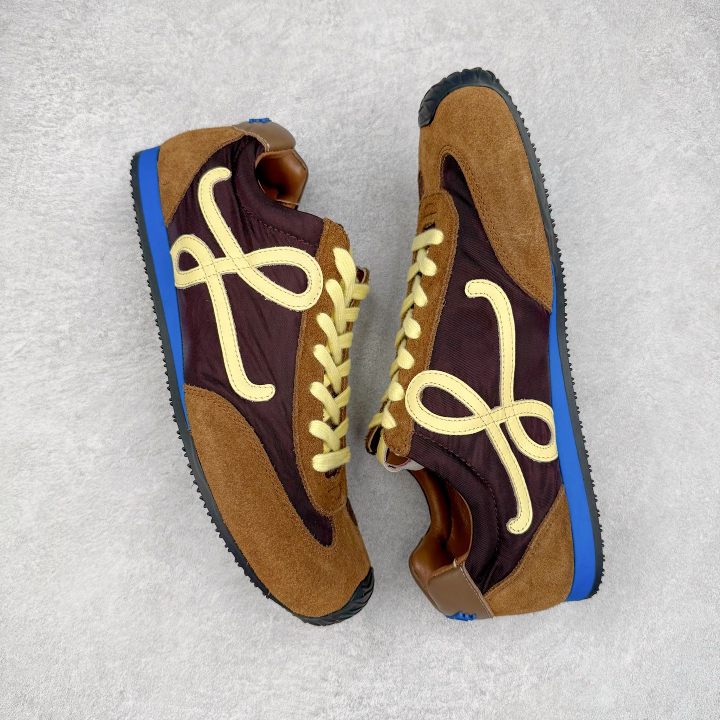 图片[3]-＃GD广顶 LOEWE 2025 | Ballet Runner 2.0 罗意威新款芭蕾舞鞋拼色德训鞋阿甘鞋 全套原纸板楦头开发 后跟3D注塑橡胶LOEWE徽标 原厂数据大底磨具 进口羊皮内里加鞋垫 磁吸翻盖盒 内配帆布防尘袋 配件齐全 官方一致 原装纸板中底 带采用反绒牛皮革拼接头层皮饰片鞋面材质 鞋身原装高密度防刮防水尼龙面料 不对称鞋头造型 作为LOEWE的标志性设计 超柔软轻便且灵活的鞋底 新的波浪纹理橡胶外底 延伸至鞋头 升级的柔软皮革内衬和鞋床 提供最大舒适感 后跟有3D注塑橡胶徽标 真皮和皮料混搭彰显复古风格 拼色拼接鞋面 非常高级隐藏式小内增高 脚后跟设计新颖 柔软舒适 会被评为年度最舒适的暴走鞋 如履平地 内娱明星杨幂等众多同款上脚 小红书 一系列素材图 极具爆款 尺码：35 36 37 38 39 40 41 42 43 44 45-选品中心