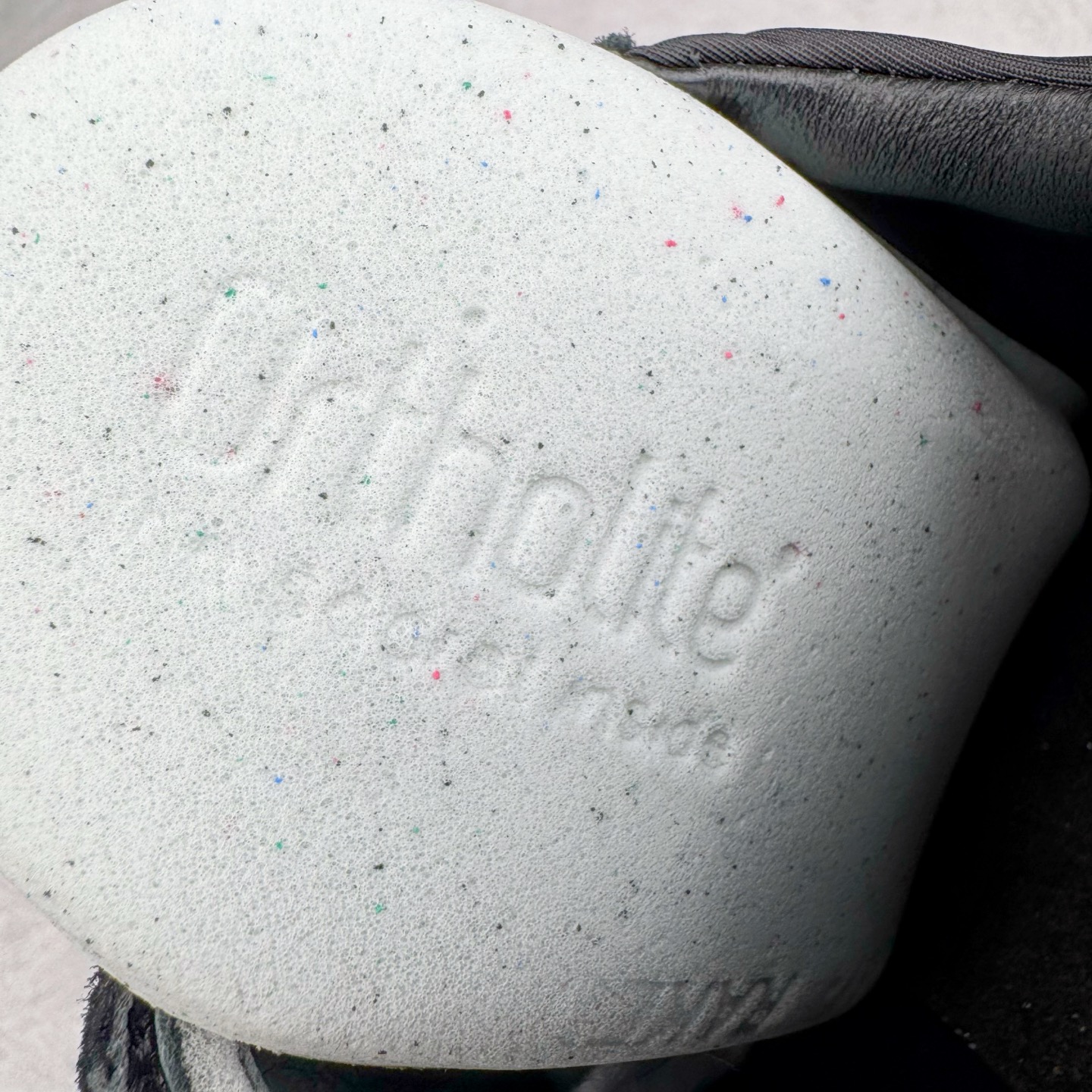 图片[18]-＃GD广顶 LOEWE 2025 | Ballet Runner 2.0 罗意威新款芭蕾舞鞋拼色德训鞋阿甘鞋 全套原纸板楦头开发 后跟3D注塑橡胶LOEWE徽标 原厂数据大底磨具 进口羊皮内里加鞋垫 磁吸翻盖盒 内配帆布防尘袋 配件齐全 官方一致 原装纸板中底 带采用反绒牛皮革拼接头层皮饰片鞋面材质 鞋身原装高密度防刮防水尼龙面料 不对称鞋头造型 作为LOEWE的标志性设计 超柔软轻便且灵活的鞋底 新的波浪纹理橡胶外底 延伸至鞋头 升级的柔软皮革内衬和鞋床 提供最大舒适感 后跟有3D注塑橡胶徽标 真皮和皮料混搭彰显复古风格 拼色拼接鞋面 非常高级隐藏式小内增高 脚后跟设计新颖 柔软舒适 会被评为年度最舒适的暴走鞋 如履平地 内娱明星杨幂等众多同款上脚 小红书 一系列素材图 极具爆款 尺码：35 36 37 38 39 40 41 42 43 44 45-选品中心