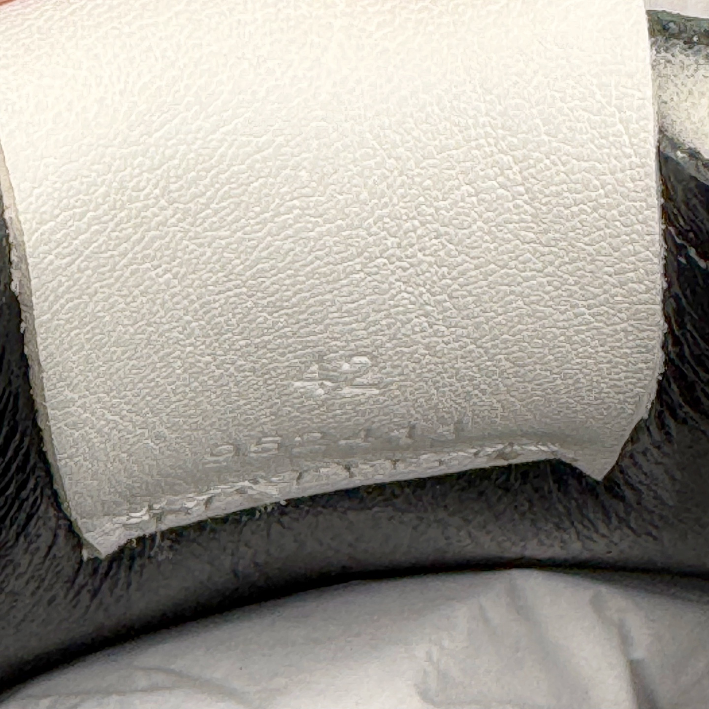 图片[16]-＃GD广顶 LOEWE 2025 | Ballet Runner 2.0 罗意威新款芭蕾舞鞋拼色德训鞋阿甘鞋 全套原纸板楦头开发 后跟3D注塑橡胶LOEWE徽标 原厂数据大底磨具 进口羊皮内里加鞋垫 磁吸翻盖盒 内配帆布防尘袋 配件齐全 官方一致 原装纸板中底 带采用反绒牛皮革拼接头层皮饰片鞋面材质 鞋身原装高密度防刮防水尼龙面料 不对称鞋头造型 作为LOEWE的标志性设计 超柔软轻便且灵活的鞋底 新的波浪纹理橡胶外底 延伸至鞋头 升级的柔软皮革内衬和鞋床 提供最大舒适感 后跟有3D注塑橡胶徽标 真皮和皮料混搭彰显复古风格 拼色拼接鞋面 非常高级隐藏式小内增高 脚后跟设计新颖 柔软舒适 会被评为年度最舒适的暴走鞋 如履平地 内娱明星杨幂等众多同款上脚 小红书 一系列素材图 极具爆款 尺码：35 36 37 38 39 40 41 42 43 44 45-选品中心