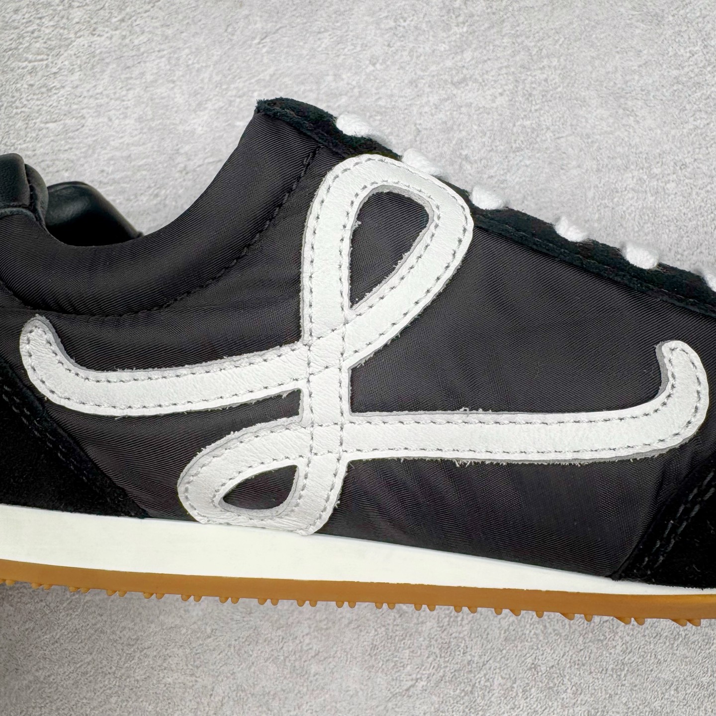 图片[12]-＃GD广顶 LOEWE 2025 | Ballet Runner 2.0 罗意威新款芭蕾舞鞋拼色德训鞋阿甘鞋 全套原纸板楦头开发 后跟3D注塑橡胶LOEWE徽标 原厂数据大底磨具 进口羊皮内里加鞋垫 磁吸翻盖盒 内配帆布防尘袋 配件齐全 官方一致 原装纸板中底 带采用反绒牛皮革拼接头层皮饰片鞋面材质 鞋身原装高密度防刮防水尼龙面料 不对称鞋头造型 作为LOEWE的标志性设计 超柔软轻便且灵活的鞋底 新的波浪纹理橡胶外底 延伸至鞋头 升级的柔软皮革内衬和鞋床 提供最大舒适感 后跟有3D注塑橡胶徽标 真皮和皮料混搭彰显复古风格 拼色拼接鞋面 非常高级隐藏式小内增高 脚后跟设计新颖 柔软舒适 会被评为年度最舒适的暴走鞋 如履平地 内娱明星杨幂等众多同款上脚 小红书 一系列素材图 极具爆款 尺码：35 36 37 38 39 40 41 42 43 44 45-选品中心