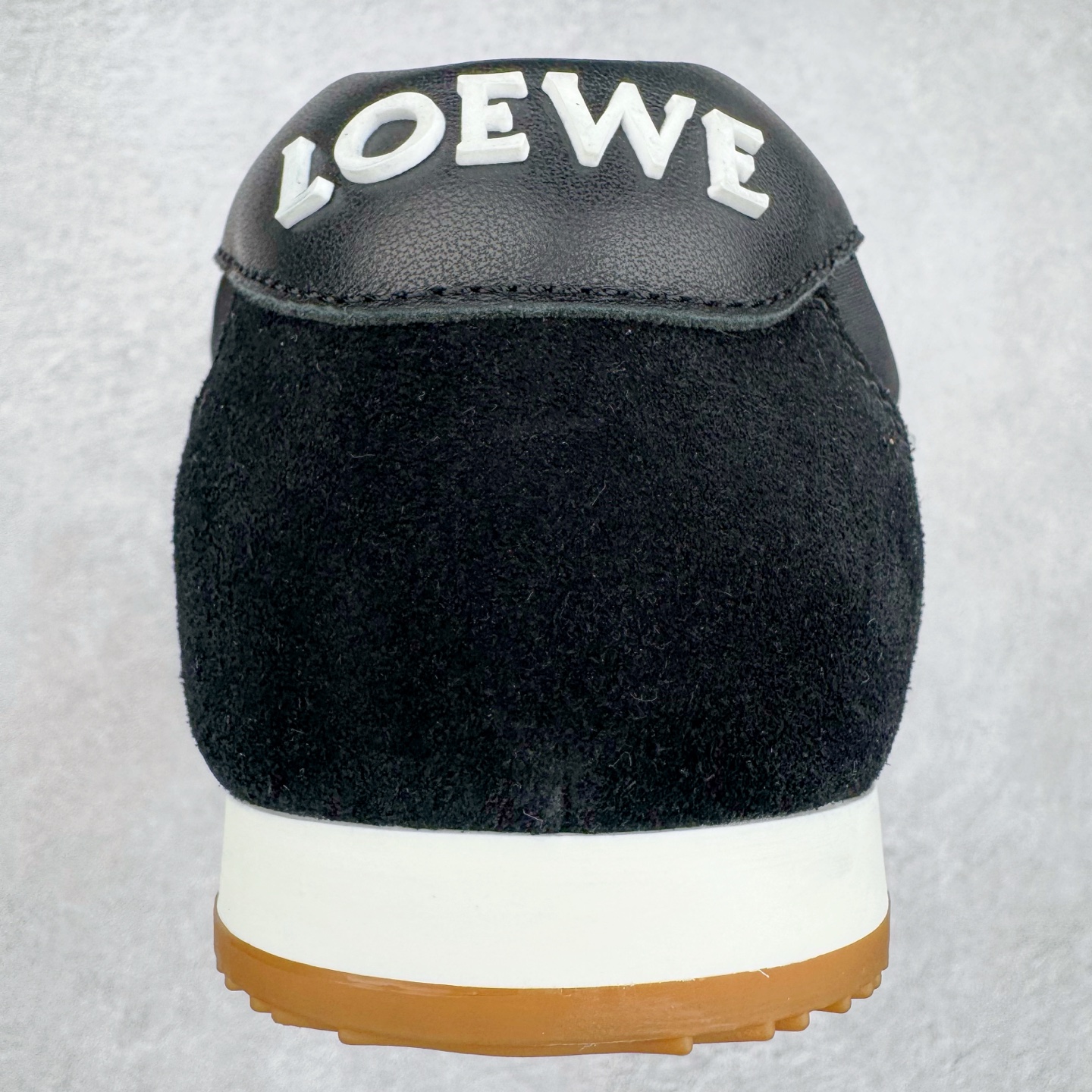 图片[8]-＃GD广顶 LOEWE 2025 | Ballet Runner 2.0 罗意威新款芭蕾舞鞋拼色德训鞋阿甘鞋 全套原纸板楦头开发 后跟3D注塑橡胶LOEWE徽标 原厂数据大底磨具 进口羊皮内里加鞋垫 磁吸翻盖盒 内配帆布防尘袋 配件齐全 官方一致 原装纸板中底 带采用反绒牛皮革拼接头层皮饰片鞋面材质 鞋身原装高密度防刮防水尼龙面料 不对称鞋头造型 作为LOEWE的标志性设计 超柔软轻便且灵活的鞋底 新的波浪纹理橡胶外底 延伸至鞋头 升级的柔软皮革内衬和鞋床 提供最大舒适感 后跟有3D注塑橡胶徽标 真皮和皮料混搭彰显复古风格 拼色拼接鞋面 非常高级隐藏式小内增高 脚后跟设计新颖 柔软舒适 会被评为年度最舒适的暴走鞋 如履平地 内娱明星杨幂等众多同款上脚 小红书 一系列素材图 极具爆款 尺码：35 36 37 38 39 40 41 42 43 44 45-选品中心