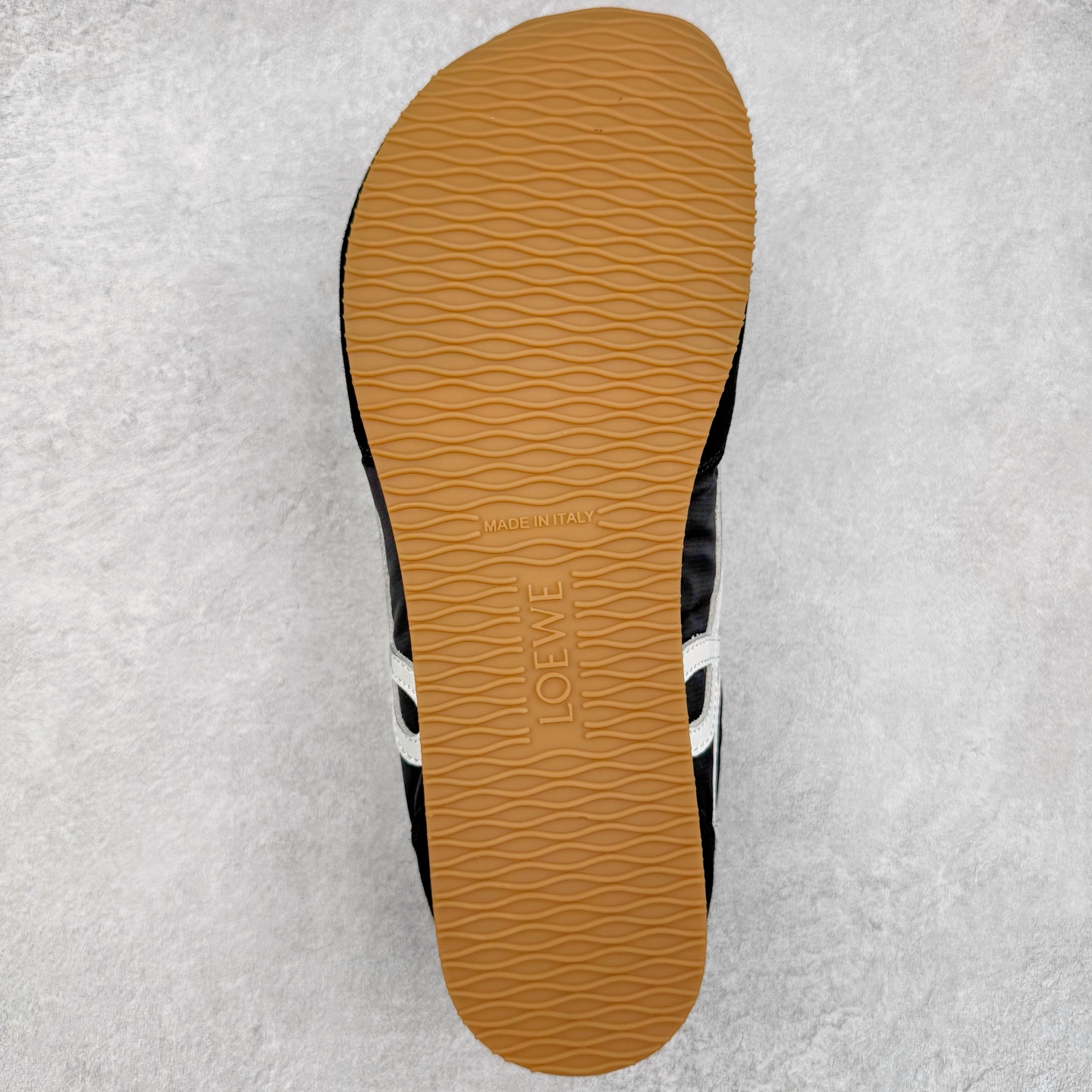 图片[9]-＃GD广顶 LOEWE 2025 | Ballet Runner 2.0 罗意威新款芭蕾舞鞋拼色德训鞋阿甘鞋 全套原纸板楦头开发 后跟3D注塑橡胶LOEWE徽标 原厂数据大底磨具 进口羊皮内里加鞋垫 磁吸翻盖盒 内配帆布防尘袋 配件齐全 官方一致 原装纸板中底 带采用反绒牛皮革拼接头层皮饰片鞋面材质 鞋身原装高密度防刮防水尼龙面料 不对称鞋头造型 作为LOEWE的标志性设计 超柔软轻便且灵活的鞋底 新的波浪纹理橡胶外底 延伸至鞋头 升级的柔软皮革内衬和鞋床 提供最大舒适感 后跟有3D注塑橡胶徽标 真皮和皮料混搭彰显复古风格 拼色拼接鞋面 非常高级隐藏式小内增高 脚后跟设计新颖 柔软舒适 会被评为年度最舒适的暴走鞋 如履平地 内娱明星杨幂等众多同款上脚 小红书 一系列素材图 极具爆款 尺码：35 36 37 38 39 40 41 42 43 44 45-选品中心