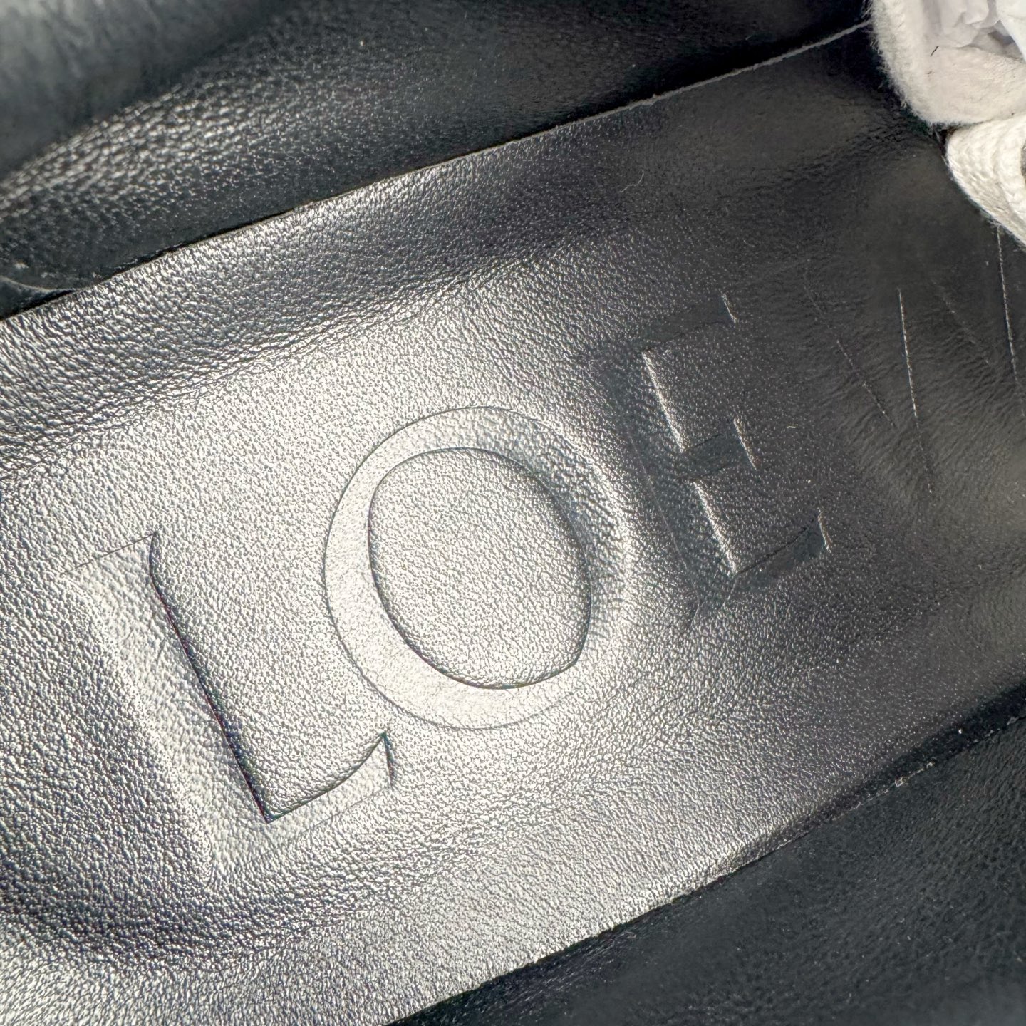 图片[17]-＃GD广顶 LOEWE 2025 | Ballet Runner 2.0 罗意威新款芭蕾舞鞋拼色德训鞋阿甘鞋 全套原纸板楦头开发 后跟3D注塑橡胶LOEWE徽标 原厂数据大底磨具 进口羊皮内里加鞋垫 磁吸翻盖盒 内配帆布防尘袋 配件齐全 官方一致 原装纸板中底 带采用反绒牛皮革拼接头层皮饰片鞋面材质 鞋身原装高密度防刮防水尼龙面料 不对称鞋头造型 作为LOEWE的标志性设计 超柔软轻便且灵活的鞋底 新的波浪纹理橡胶外底 延伸至鞋头 升级的柔软皮革内衬和鞋床 提供最大舒适感 后跟有3D注塑橡胶徽标 真皮和皮料混搭彰显复古风格 拼色拼接鞋面 非常高级隐藏式小内增高 脚后跟设计新颖 柔软舒适 会被评为年度最舒适的暴走鞋 如履平地 内娱明星杨幂等众多同款上脚 小红书 一系列素材图 极具爆款 尺码：35 36 37 38 39 40 41 42 43 44 45-选品中心